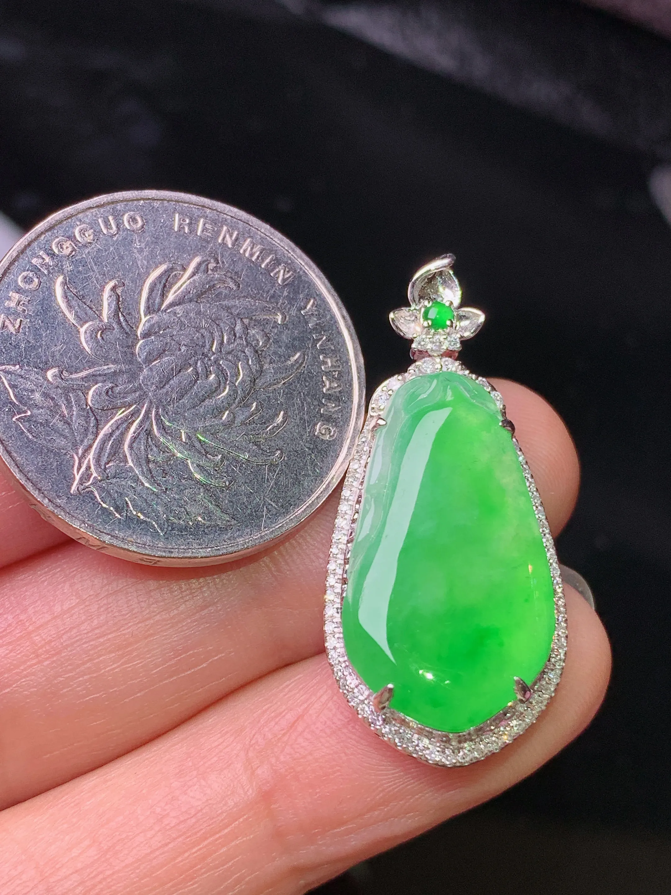18k金钻镶嵌翠绿福瓜吊坠 玉质细腻 水润亮眼 色泽艳丽 整体尺寸32.2*14.6*7