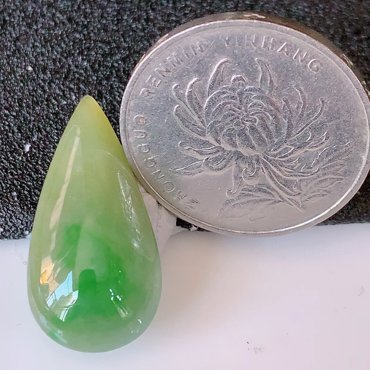 自然光实拍，水润黄加绿翡翠水滴蛋面，翠色灵动，玉质细腻，颜色漂亮，品相佳，佩戴佳品！#97.7尺寸26*13*6mm