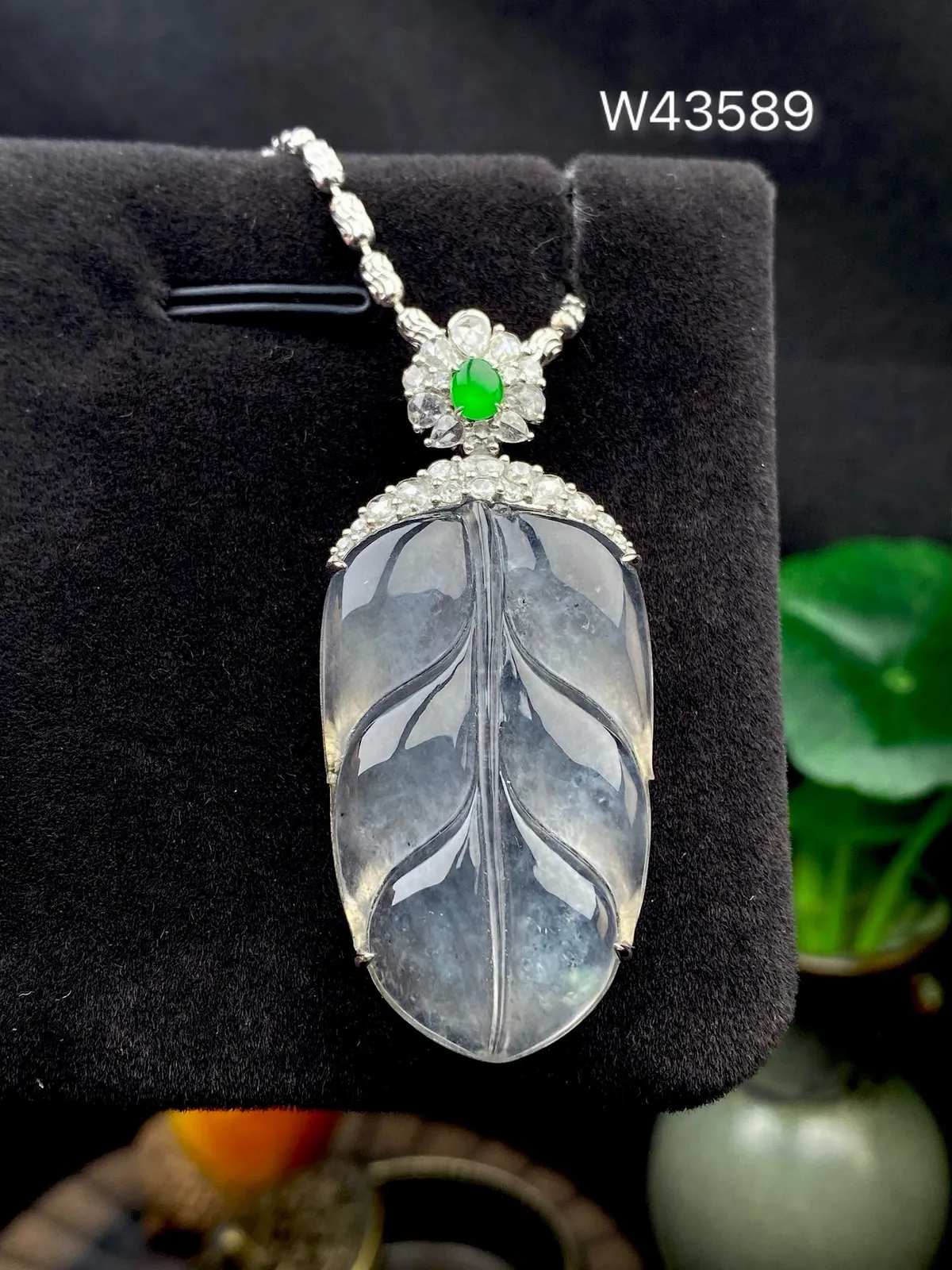 【冰种叶子】金枝玉叶，质地细腻，冰润透亮，光泽出众，18k金钻镶嵌，裸石尺寸32.6*19.7*4毫