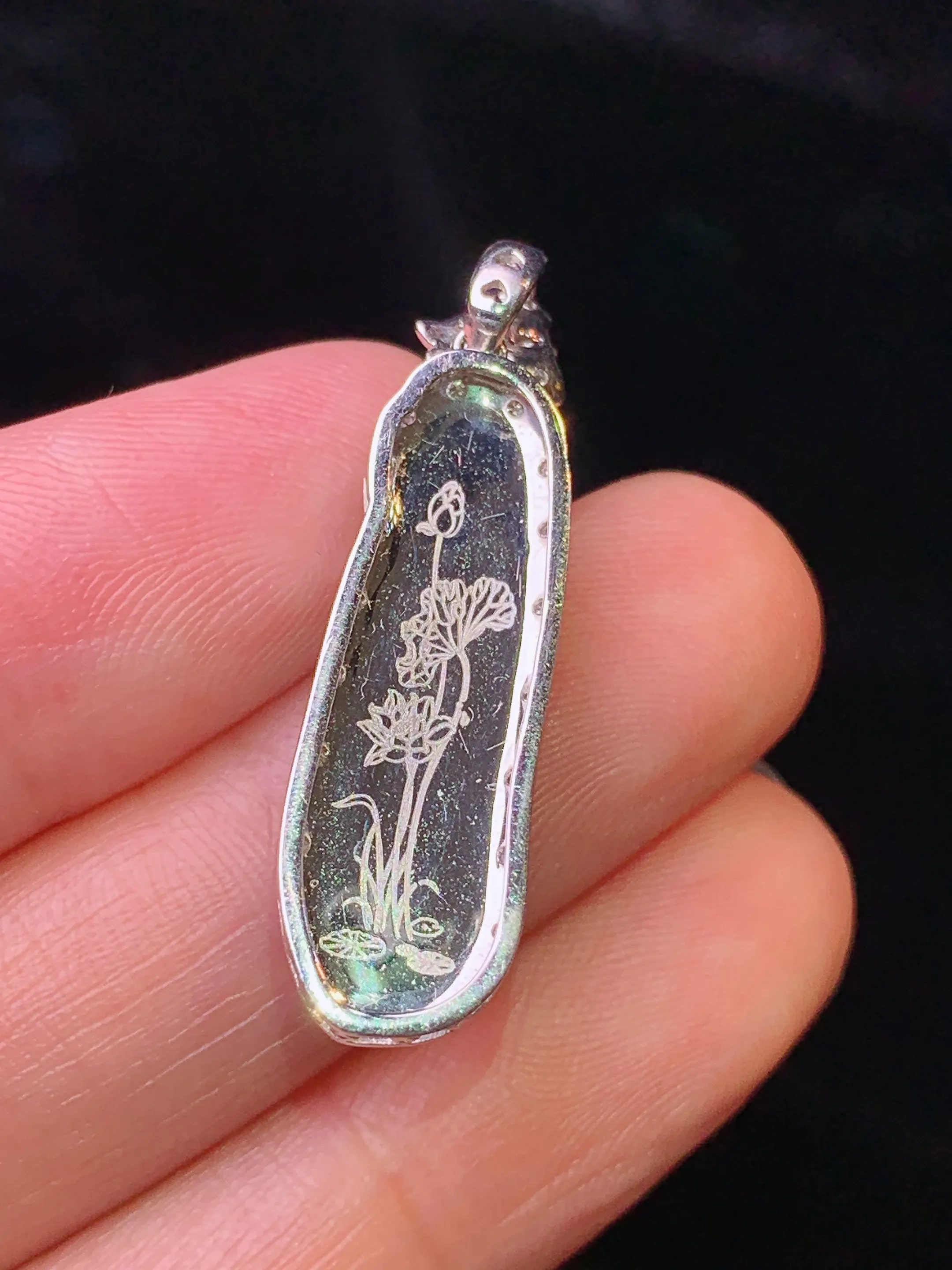 18k金钻镶嵌翠绿花蕾吊坠 玉质细腻 水润亮眼 色泽艳丽 整体尺寸31.3*8.8*6