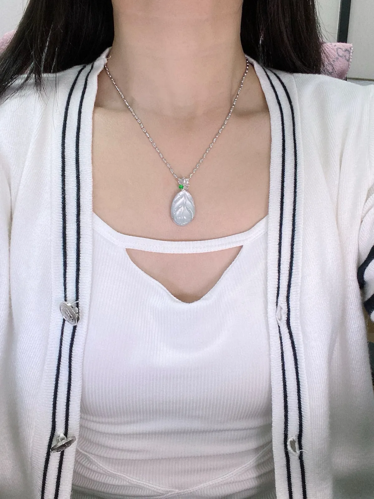 【冰种叶子】金枝玉叶，质地细腻，冰润透亮，光泽出众，18k金钻镶嵌，裸石尺寸25.7*16.5*3.6毫米