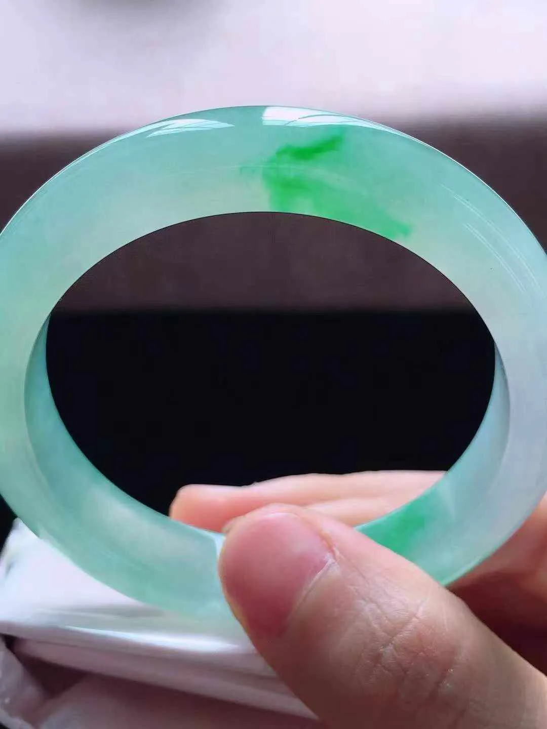 【翡翠名称】老种冰飘绿51.8正圈口翡翠手镯
【翡翠尺寸】51.8*11.8*8mm适合51-53正