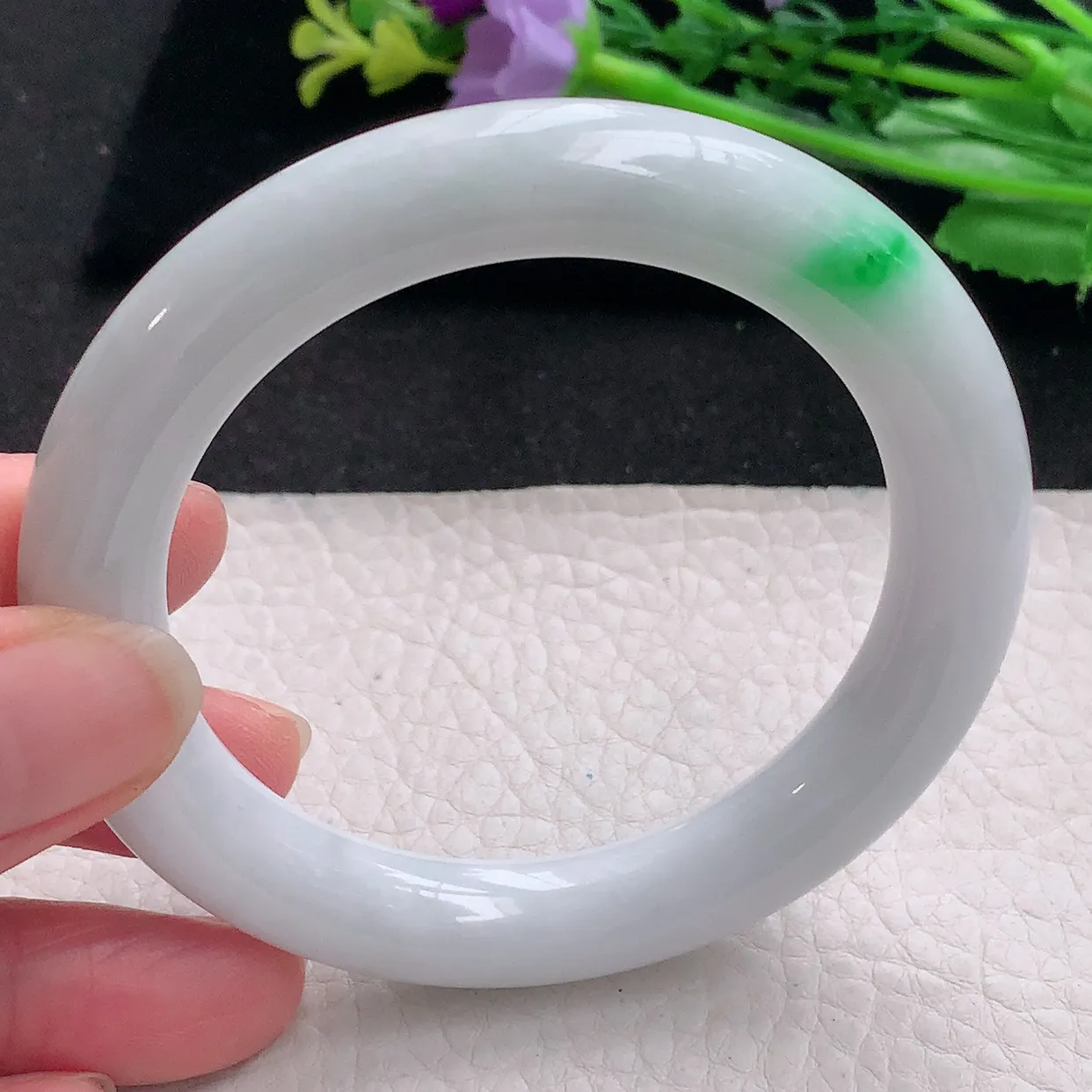 xx自然光56*11*10.5美人镯 翡翠a货玉手镯白底青圆条珠宝玉手环