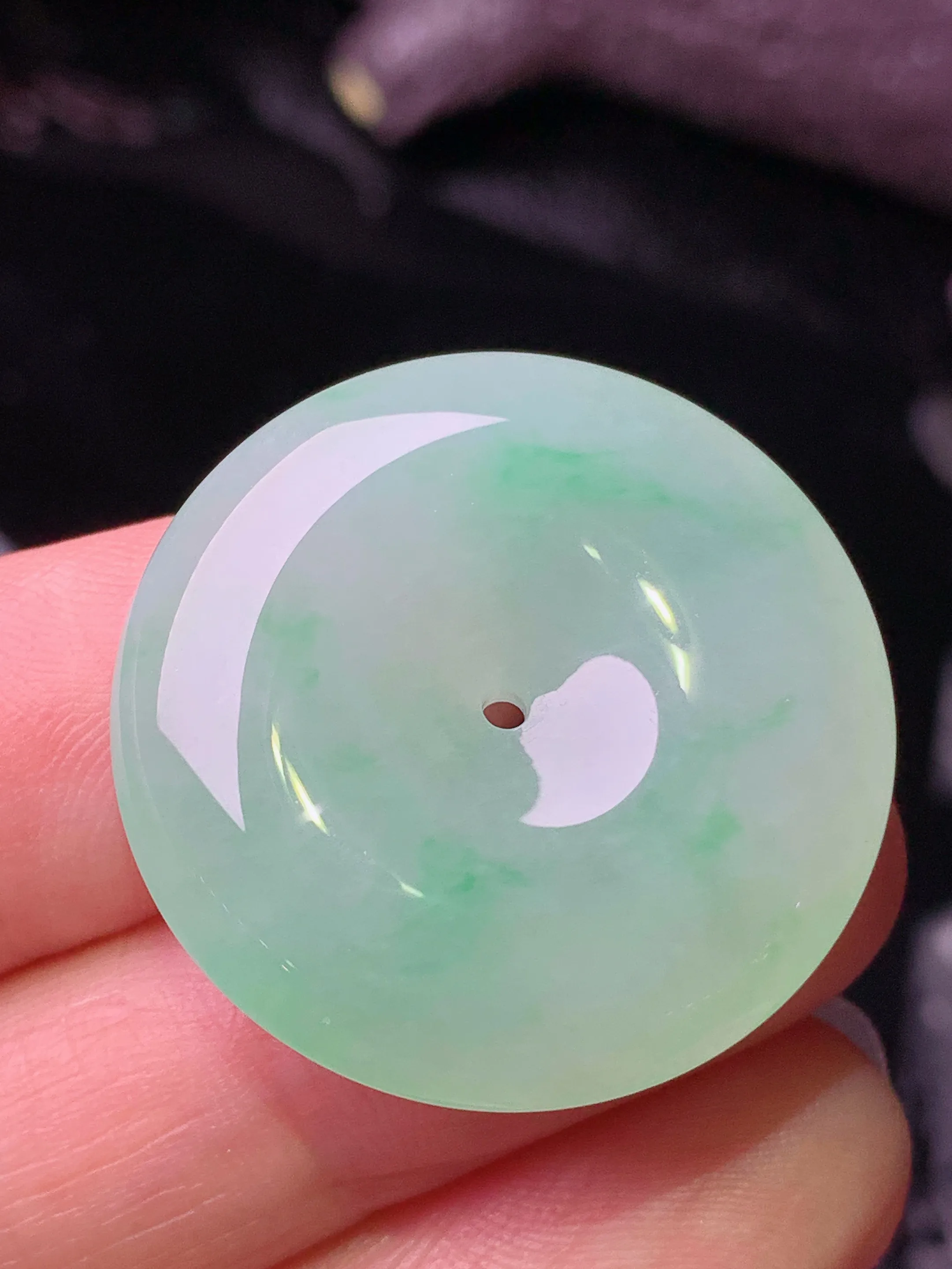 飘绿平安扣吊坠 玉质细腻 水润亮眼 色泽艳丽 整体尺寸27.5*6.8