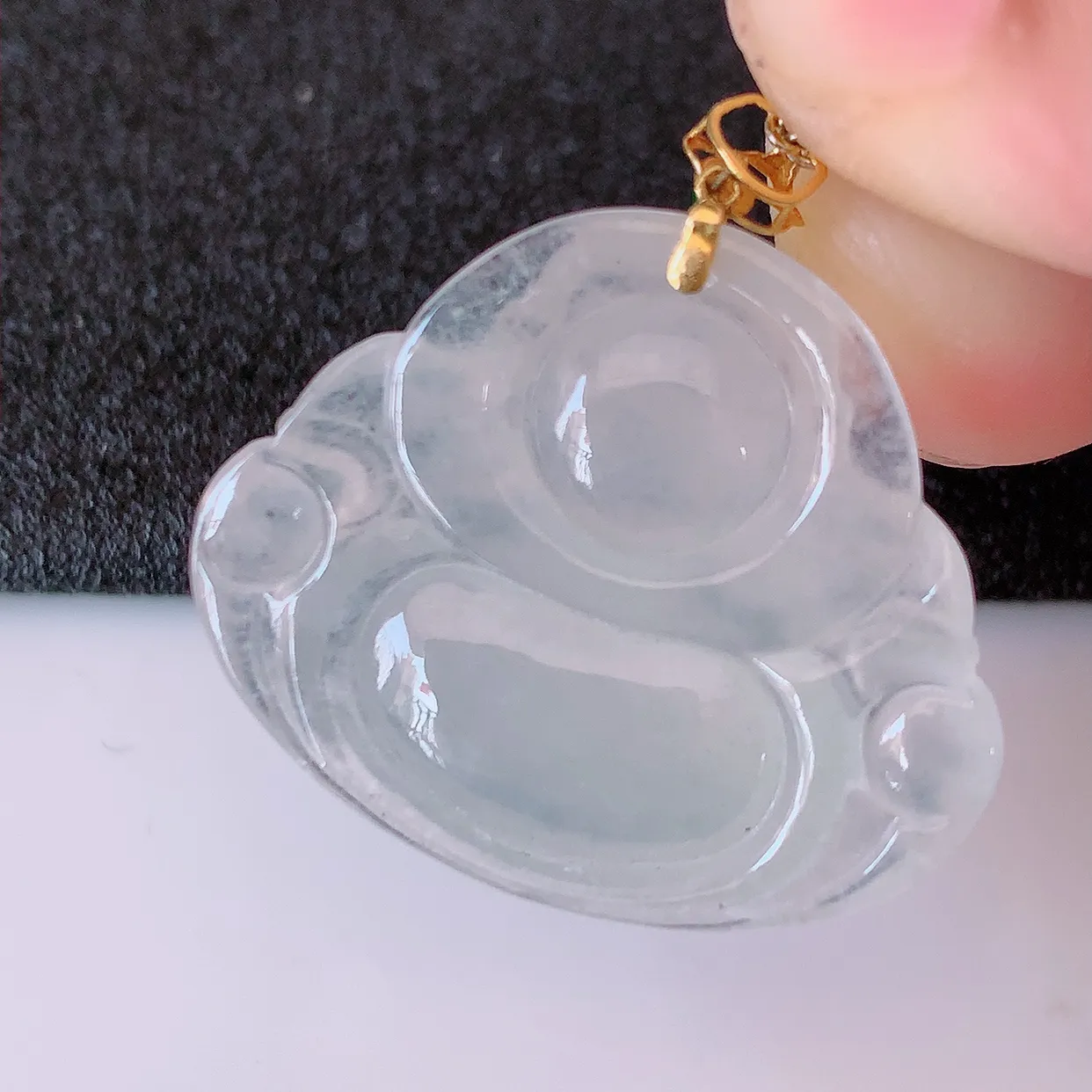 自然光实拍，18K金镶嵌冰种翡翠佛公吊坠，冰透饱满， 佛公亦保平安，寓意有福（佛公）相伴，品相佳，配戴优雅迷人！#41.7整体27.5裸石26.5*22*5.6