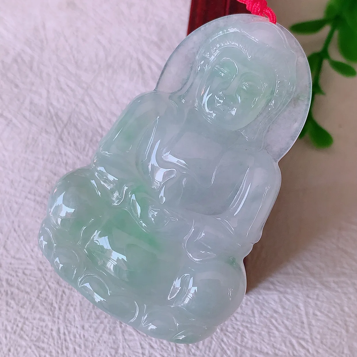 自然光实拍，冰飘绿翡翠观音菩萨吊坠，赐福观音，玉润通透， 慈祥端庄！#46.7