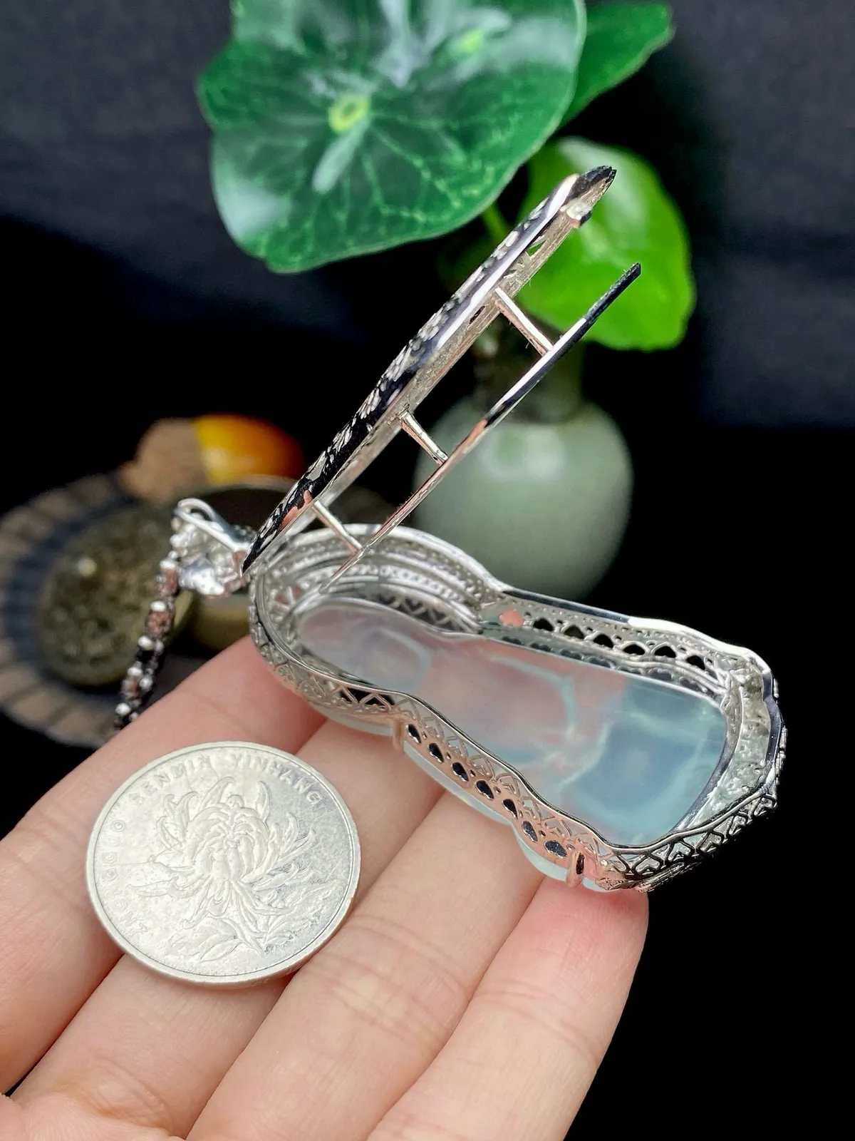 【冰种正装观音】质地细腻，通透度上佳，冰感十足，适合佩戴，收藏品质，18k金钻镶嵌，裸石尺寸46.2*27.7*4毫米