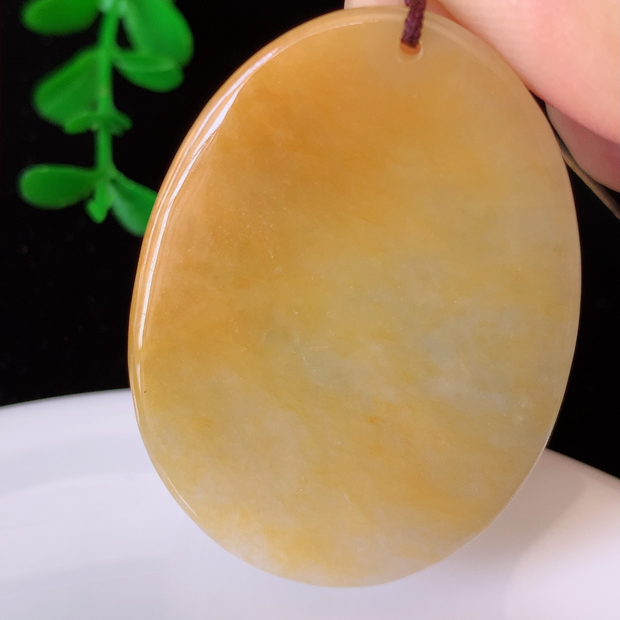 自然光实拍，冰润黄翡双彩翡翠关公吊坠。翡翠关公是生意人喜爱的财神爷，助您财运亨通，步步高升，关公威风凛凛中蕴含宽厚仁慈，质地细腻，佩戴上身非常大气！#60.7