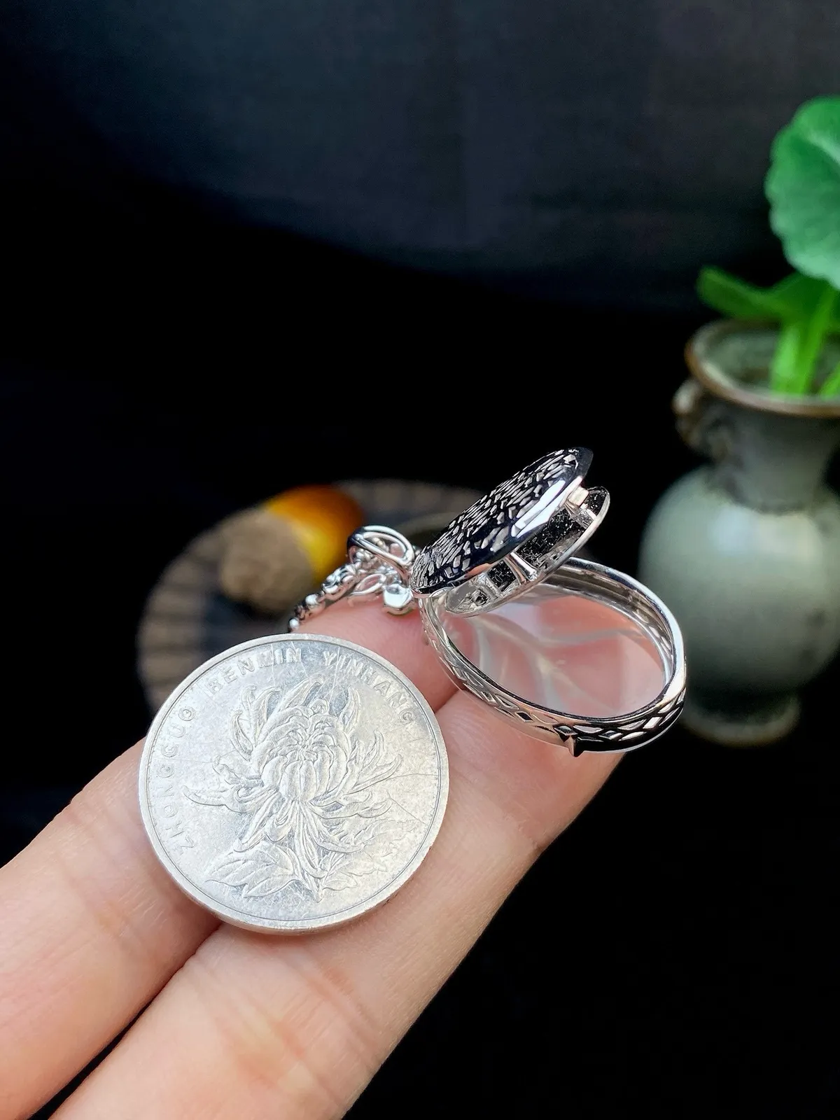 【冰种叶子】金枝玉叶，质地细腻，冰润透亮，光泽出众，18k金钻镶嵌，裸石尺寸25.7*16.5*3.6毫米