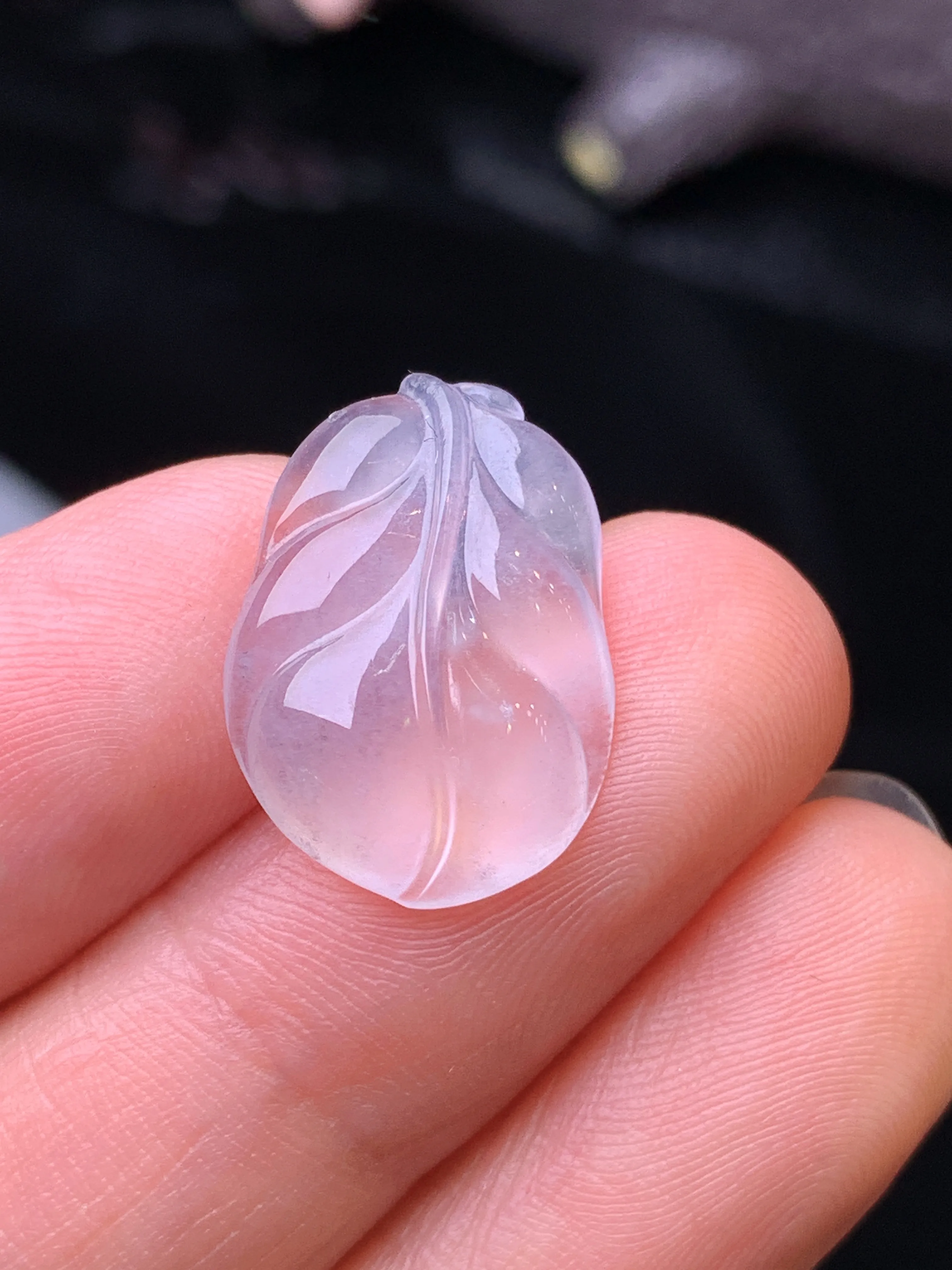 冰种树叶吊坠 玉质细腻 水润亮眼 色泽艳丽 整体尺寸18*12.6*3.9