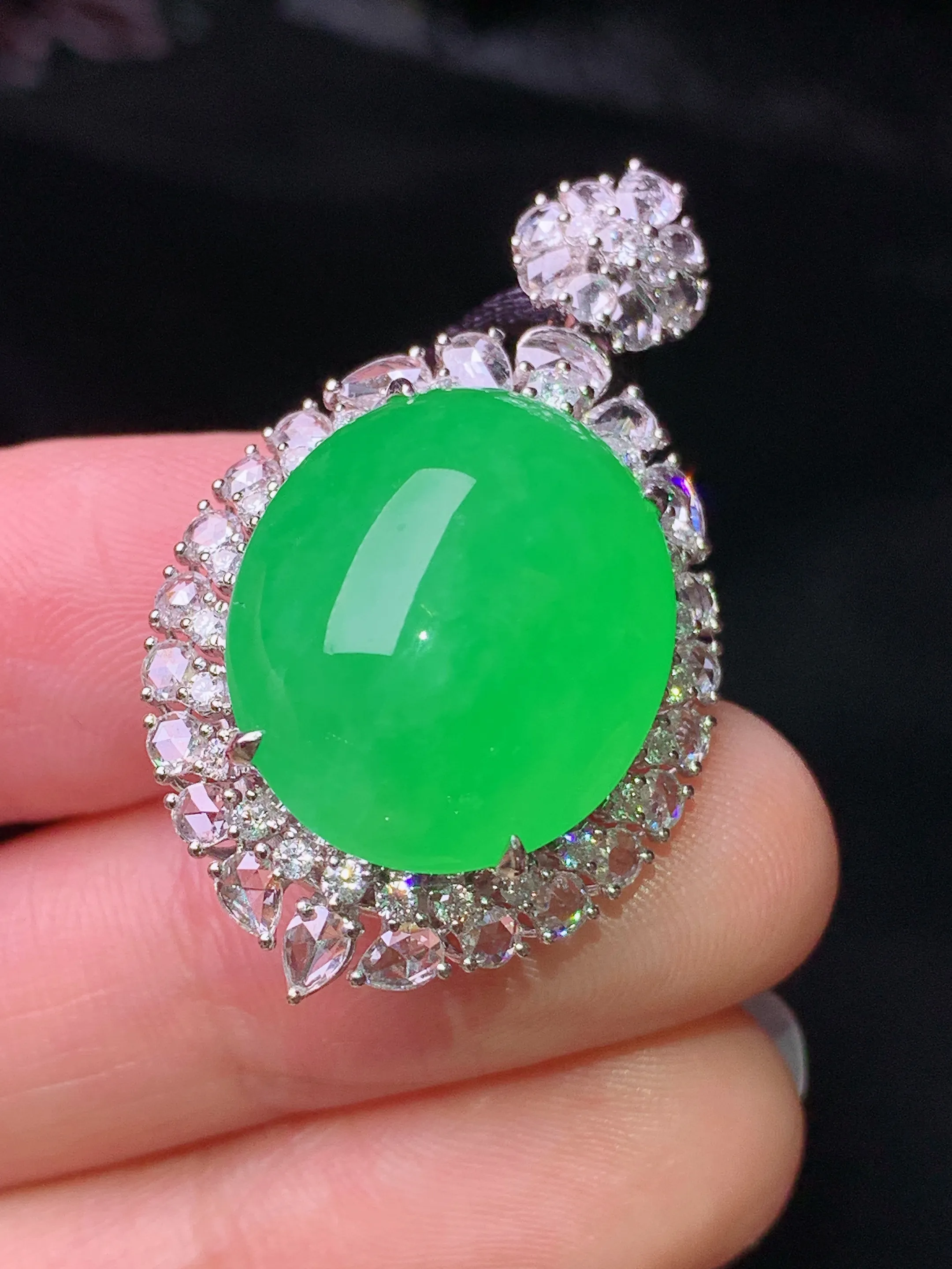 18k金钻镶嵌满绿蛋面吊坠 玉质细腻 水润亮眼 色泽艳丽 整体尺寸35.2*20.8*14