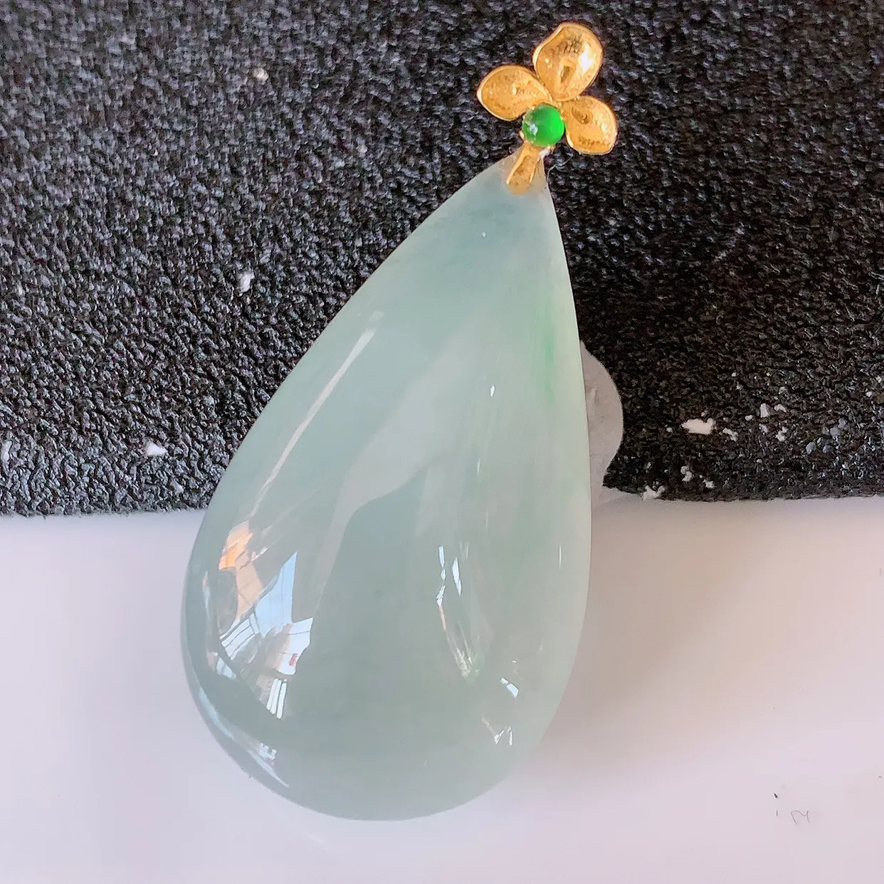 18k金镶嵌冰种翡翠水滴吊坠，沁人心脾，精致典雅的设计，为佩戴者，增添色彩，送礼自留都是佳品选择！#94.7