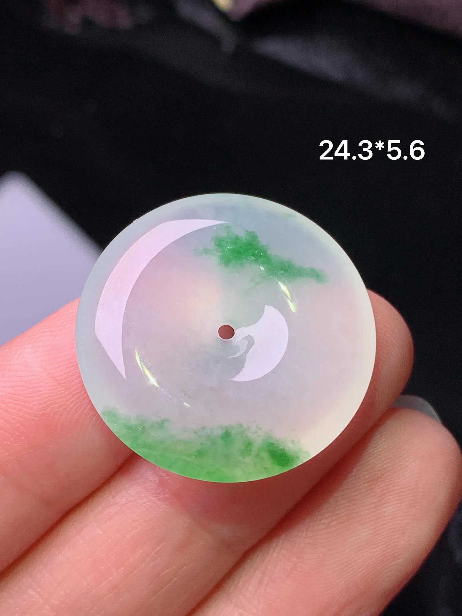 冰种飘绿平安扣吊坠 玉质细腻 水润亮眼 色泽艳丽 整体尺寸24.3*5.6