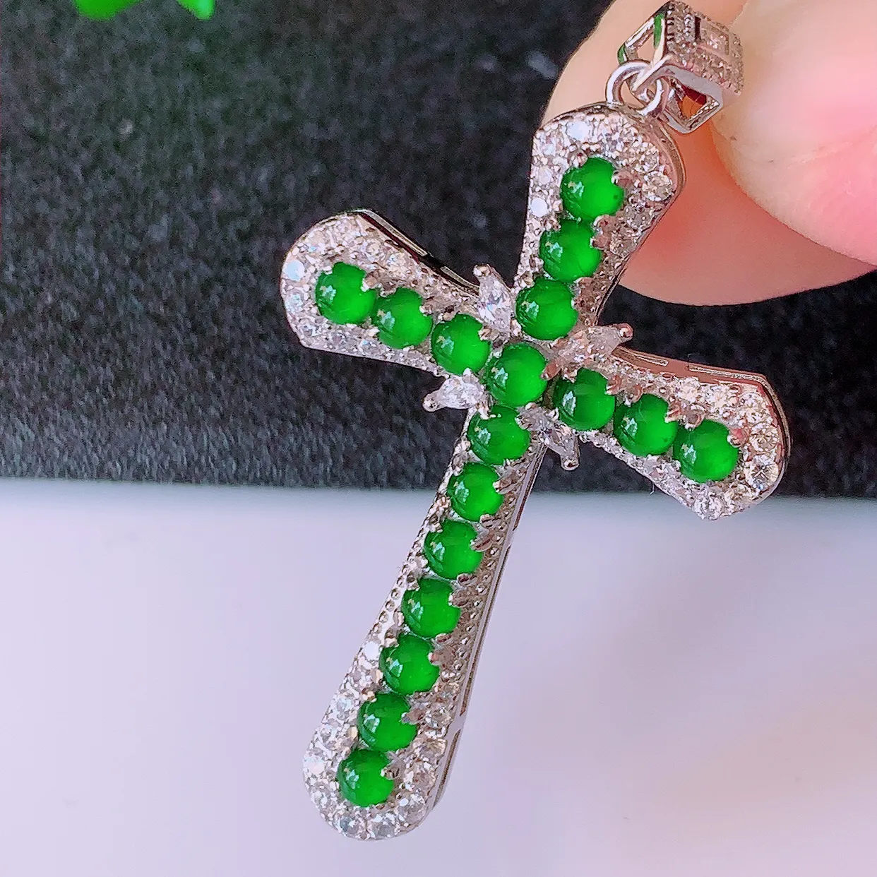 冰透满绿翡翠925银镶嵌十字架吊坠，自然光实拍，翠色灵动，颜色漂亮，种老水足，品相佳，佩戴佳品！#97.7整体44.5*24.2*5.6裸石2.5*2.5