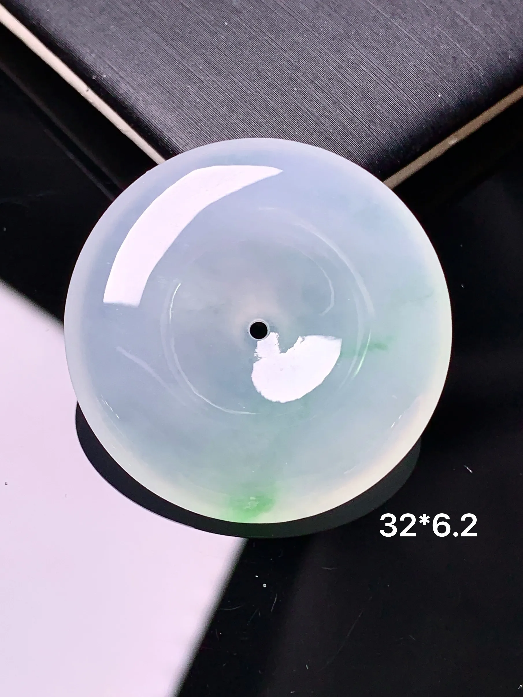 冰种平安扣吊坠 玉质细腻 水润亮眼 色泽艳丽 整体尺寸32*6.8