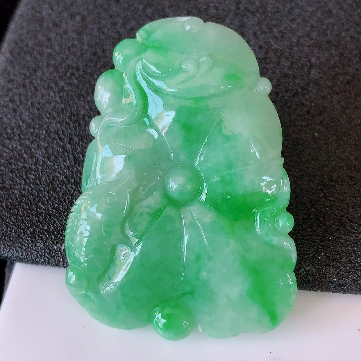 自然光实拍，冰飘绿翡翠荷叶鱼、和和美美玉坠，财源广进，自然隐逸、荷本是素不着尘之物，有和美之寓意。#05.7