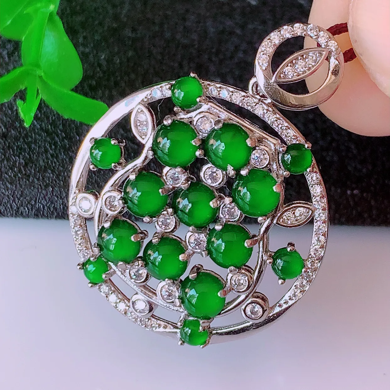 冰透满绿翡翠925银镶嵌吊坠，自然光实拍，翠色灵动，颜色漂亮，种老水足，品相佳，佩戴佳品！#97.7