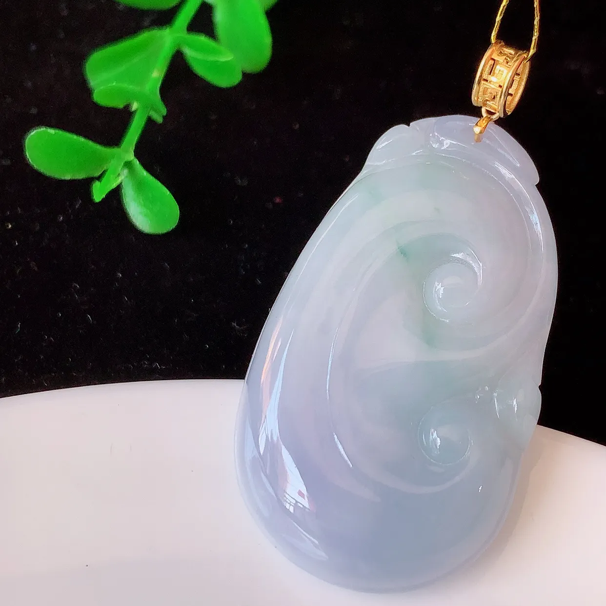 18K金镶嵌紫罗兰飘花翡翠如意吊坠，简单的镶嵌设计、让玉坠百搭又精致，寓意着吉祥，事事如意！#35.