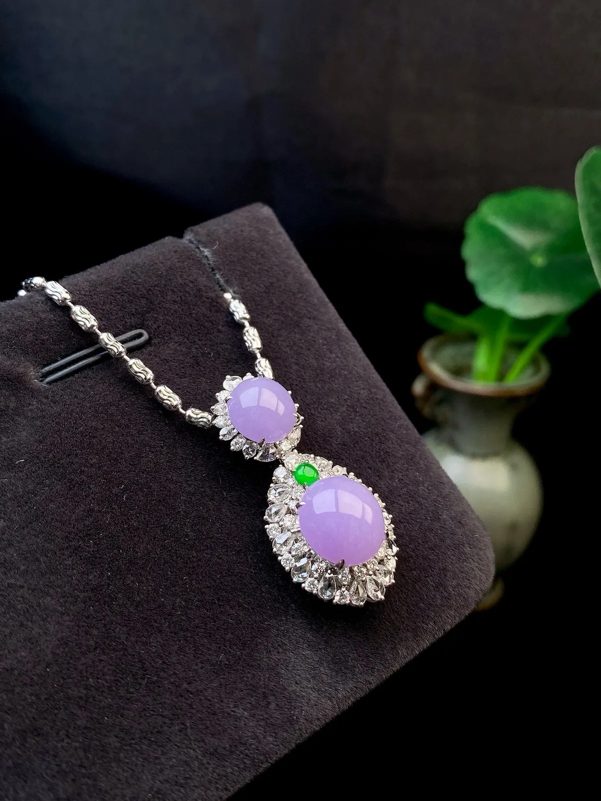 【冰种紫蛋面吊坠】质地细腻，饱满度很好，晶莹剔透，18k金钻镶嵌，裸石尺寸10.5*9.8*4.5毫米