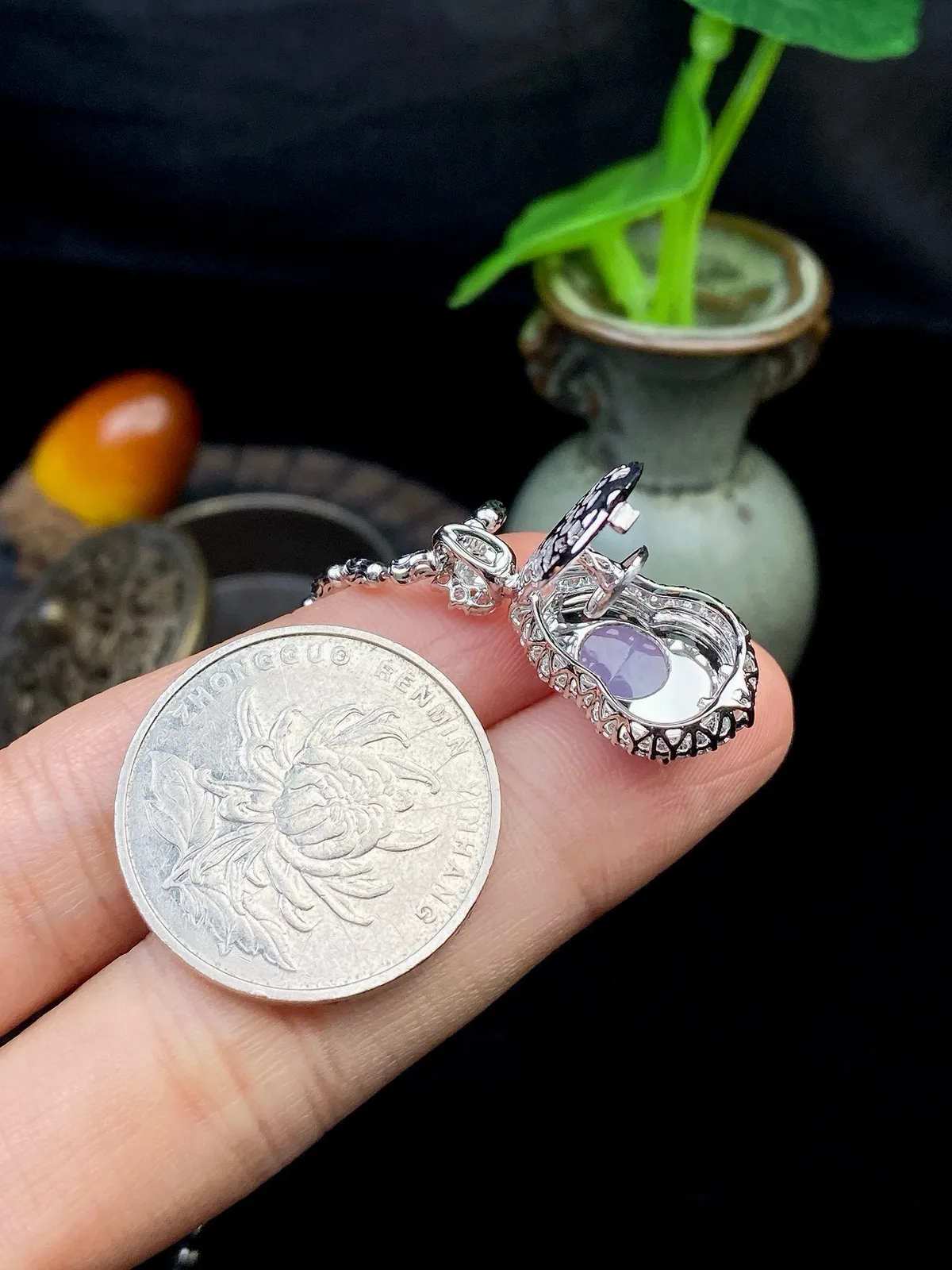 【冰种紫葫芦吊坠】质地细腻，冰透纯净，唯美漂亮，珍藏品质，18K金钻镶嵌，裸石尺寸14*10*4.5毫米，佩戴很漂亮。