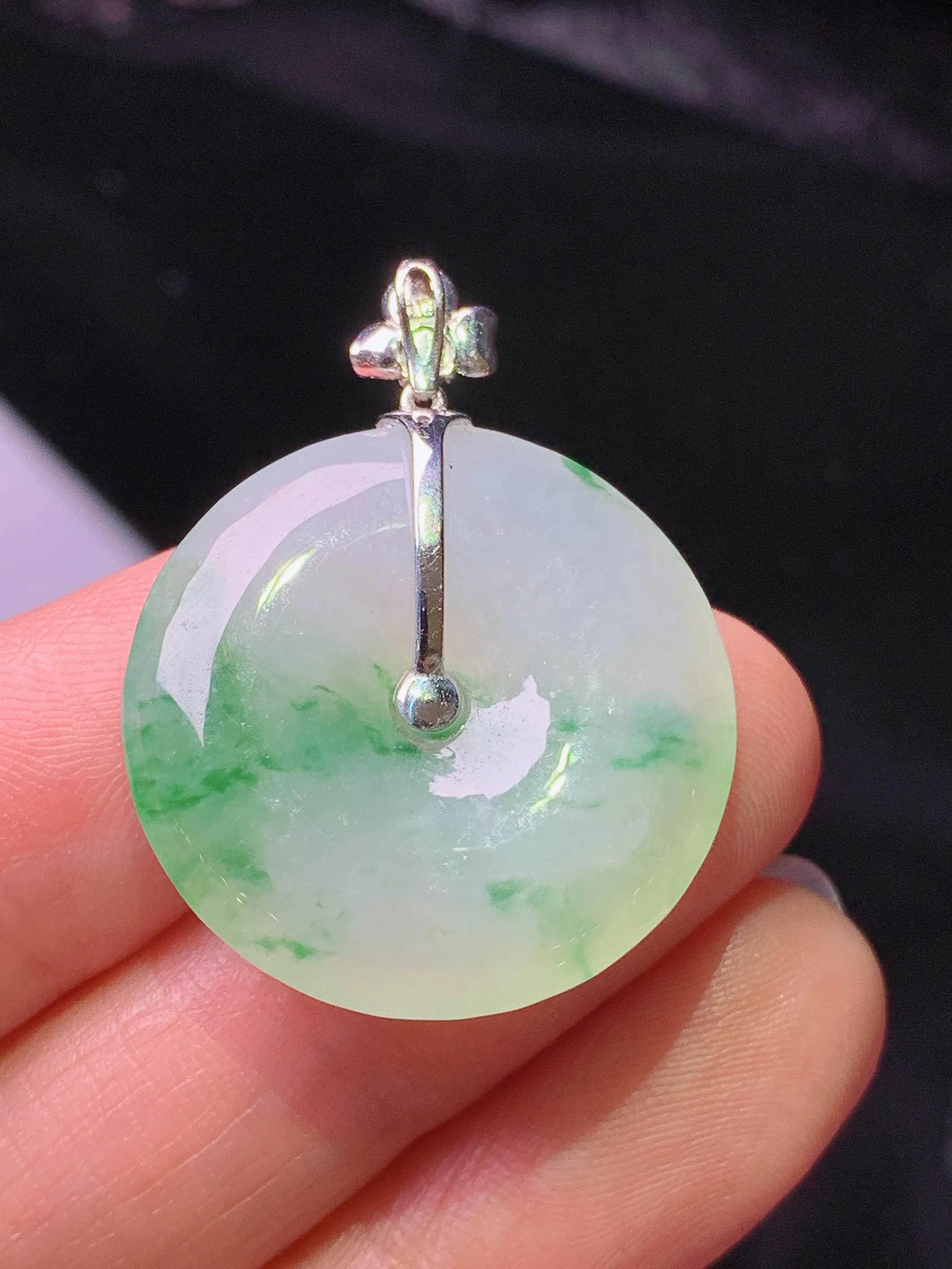 18k金镶嵌飘绿平安扣吊坠 玉质细腻 水润亮眼 色泽艳丽 整体尺寸31.2*23.8*4.8