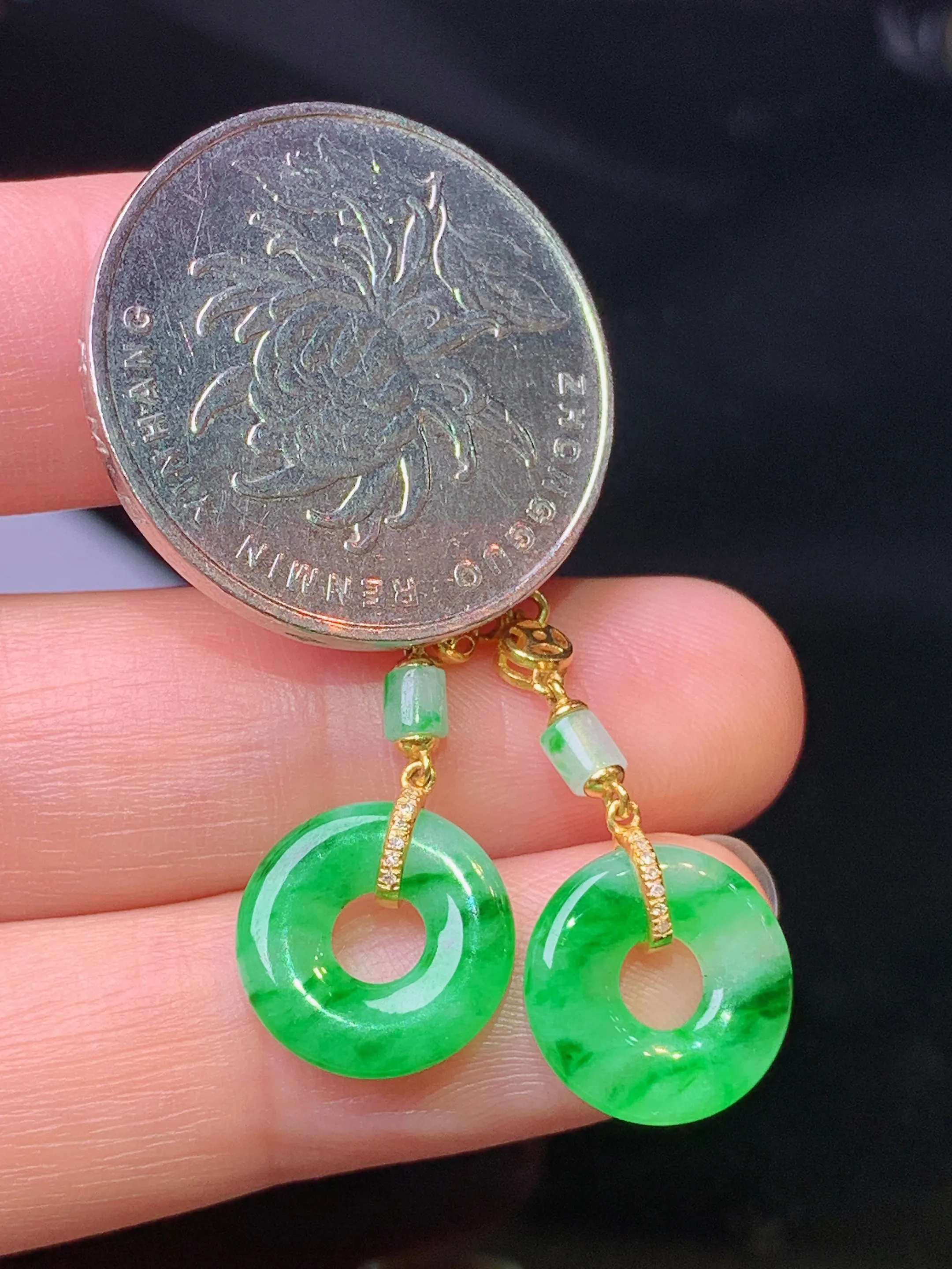 18k金钻镶嵌飘绿平安环耳坠 玉质细腻 水润亮眼 色泽艳丽 整体尺寸36.5*12*2.8