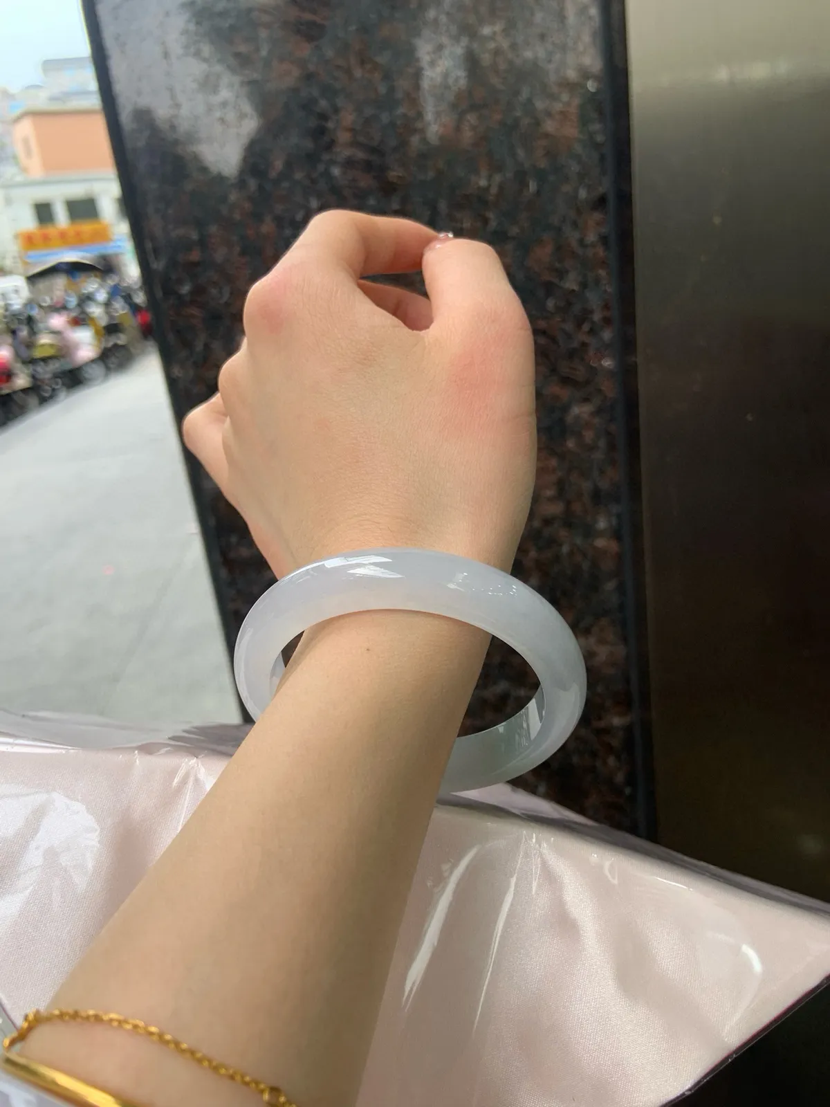 #私人专拍#冰晴正圈56.8-12.4-8.8
有棉团，底妆干净细腻，清爽耐看的均匀晴底，夏季美好的冰凉感，时而晴时而晴蓝，随光线变化如梦如幻。