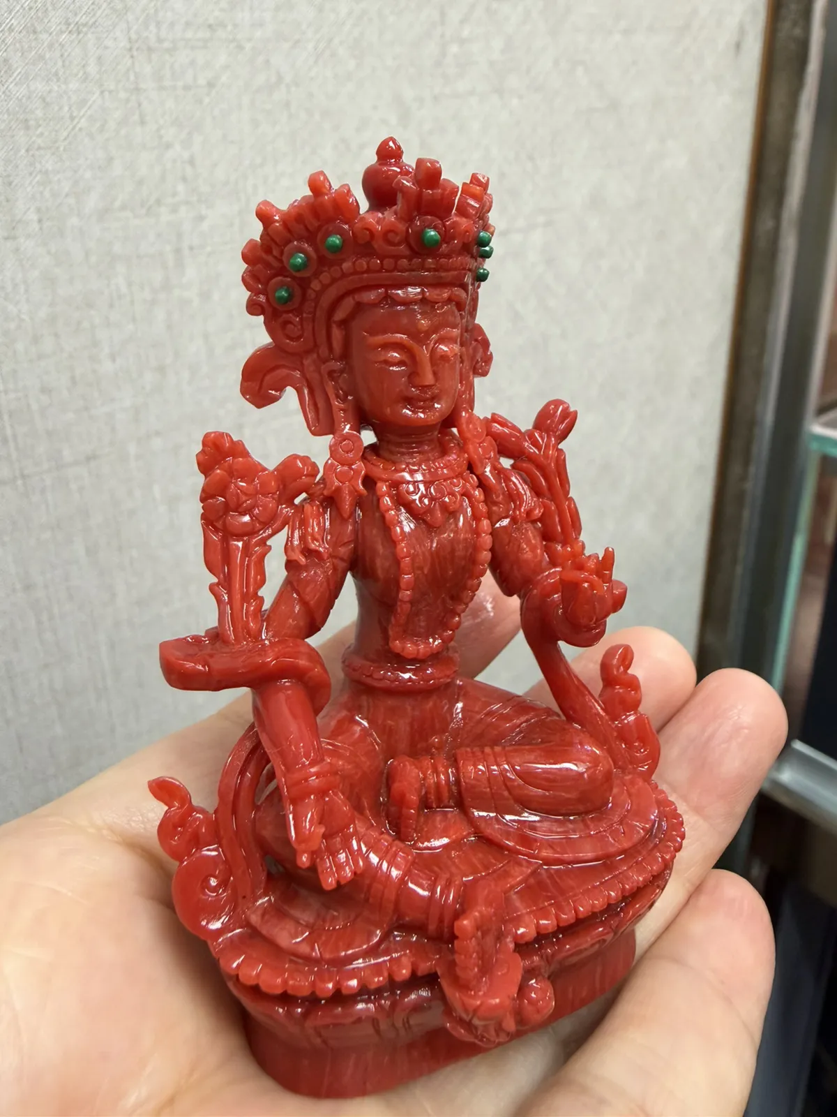 【天然红珊瑚拼接绿镀母小佛摆件】意大利产地，沙丁珊瑚料，深红颜色，釆用台湾拼接手工工艺，精雕细镂，底部有开孔可藏经文，手工工序复杂，高约83.3mm，宽约51mm，厚39.6mm，重量75.67克。天然绿松石点缀！可手持红珊瑚沙丁大枝拼接绿镀母。收藏供奉价值高！