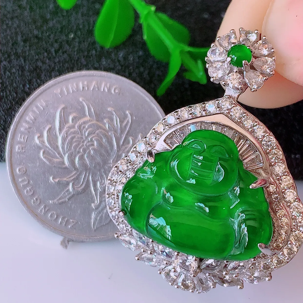 冰透满绿翡翠925银镶嵌佛公吊坠，自然光实拍，翠色灵动，颜色漂亮，种老水足，品相佳，佩戴佳品！#97.7整体34.5*26.5*12.8裸石20*15.5