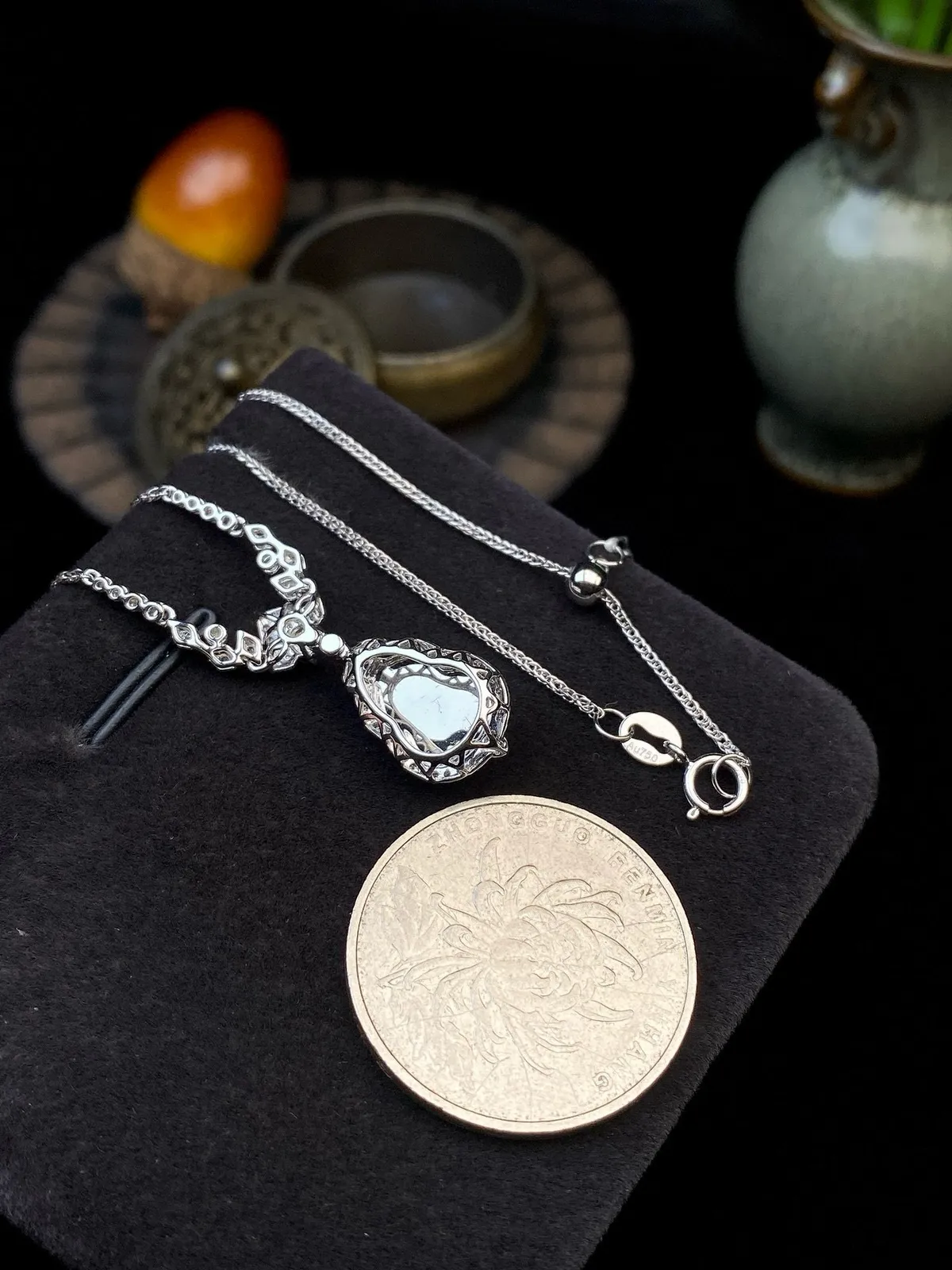 【冰种紫葫芦吊坠】质地细腻，冰透纯净，唯美漂亮，珍藏品质，18K金钻镶嵌，裸石尺寸11*9.4*3.7毫米，佩戴很漂亮。