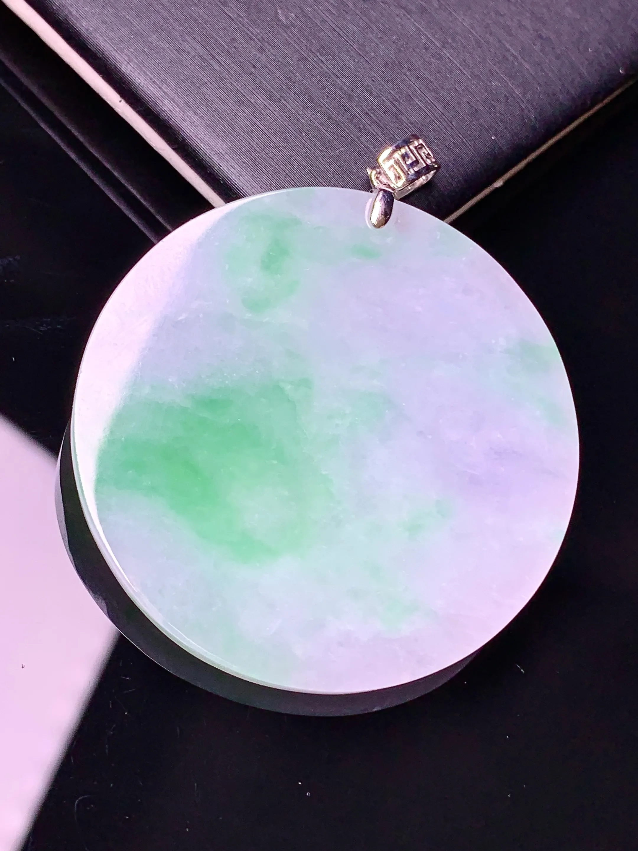 18k金镶嵌飘绿圆吊坠 玉质细腻 水润亮眼 色泽艳丽 整体尺寸48*40*3.3