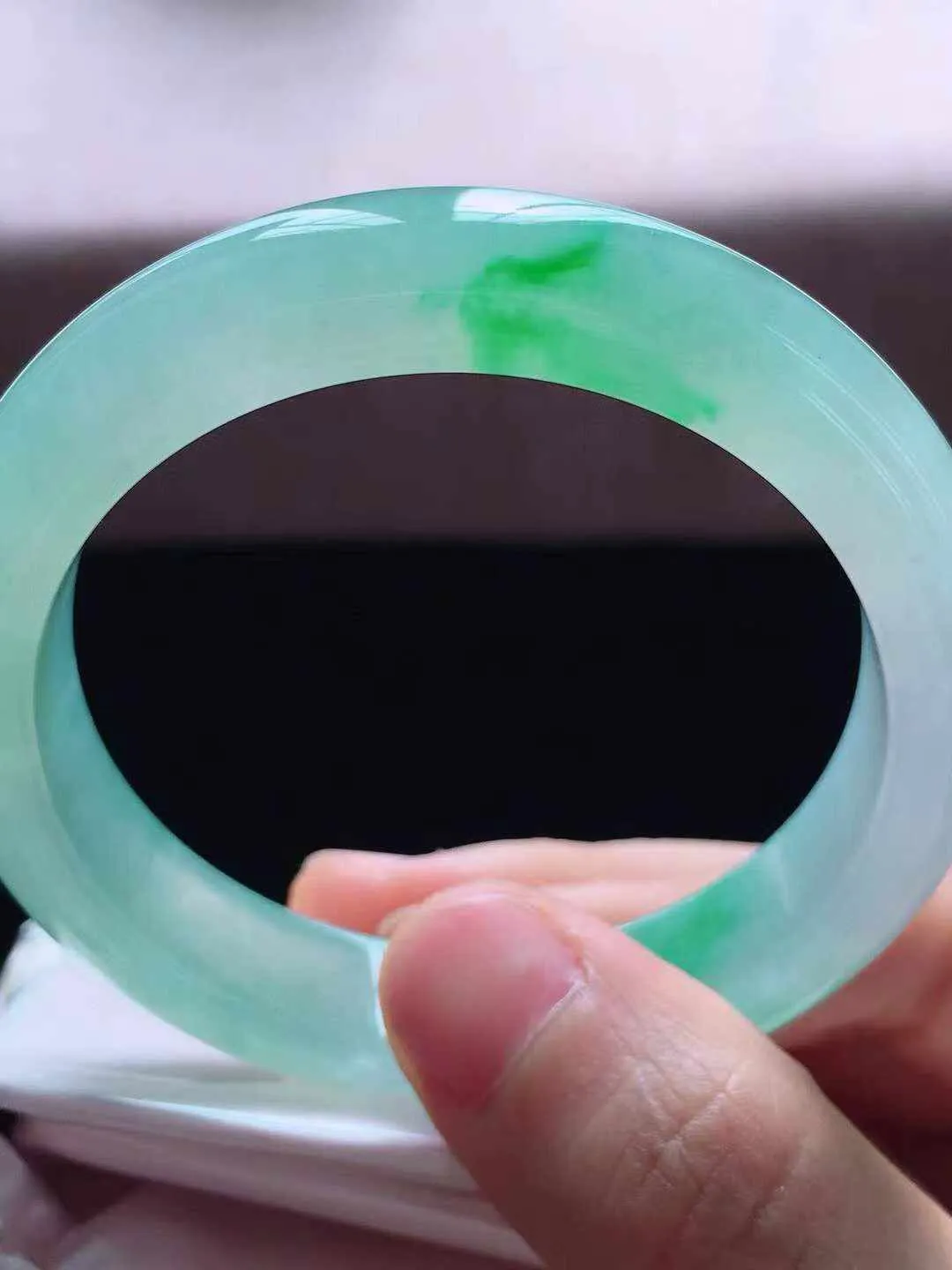 【翡翠名称】老种冰飘绿51.8正圈口翡翠手镯
【翡翠尺寸】51.8*11.8*8mm适合51-53正圈口佩戴
【翡翠描述】缅甸天然翡翠A货，种老水足，玉质细腻，色泽靓丽，性价比高，佩戴效果好！