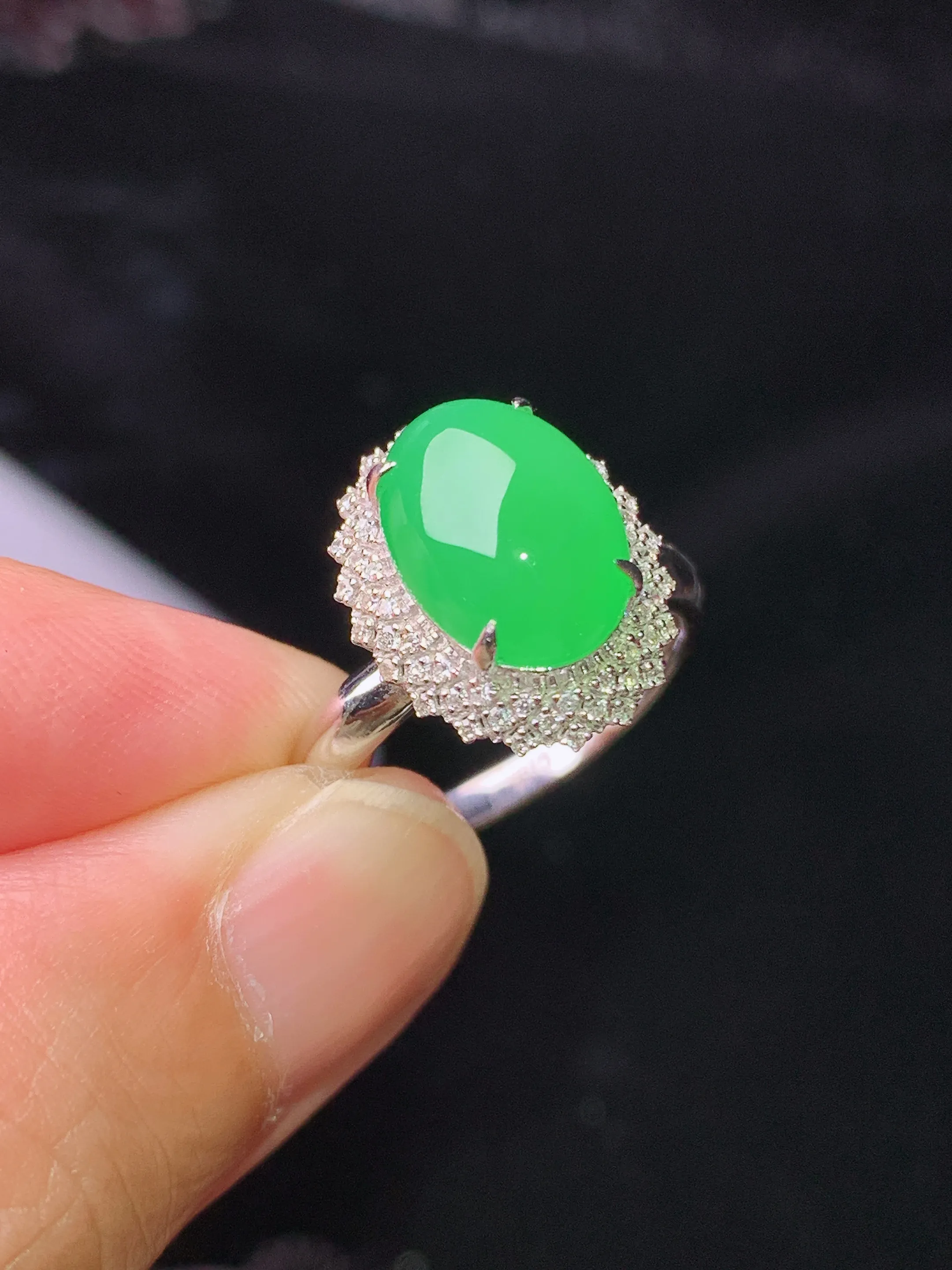 18k金钻镶嵌翠绿蛋面戒指 玉质细腻 水润亮眼 色泽艳丽 圈13.5 整体尺寸14.6*12*9.8