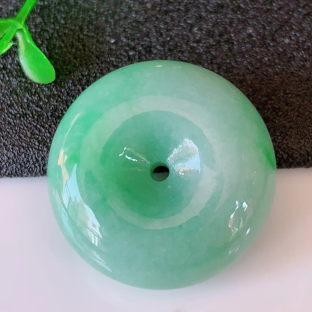 自然光实拍，冰润满绿翡翠平安扣吊坠，形体饱满圆润，平安扣肥嘟嘟的，平平安安，种水很好，配戴精美！#05.7