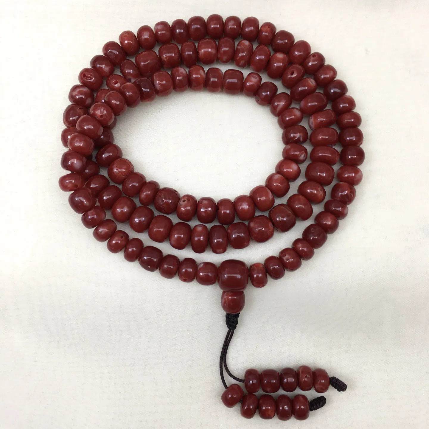 【天然日本阿卡赤血牛血红珊瑚8.8mm鼓珠108佛珠链】项链手链两用款！天然无添加无优化，日本产地，阿卡材料，赤血牛血红颜色。光泽柔润透亮，直径8.8-7.4mm，重量69.3克，材料限制裸石有阿卡标志性白芯眼。珊瑚本为佛教珍宝，来自深海千年生长，有生长纹，属于有机宝石，气场强大。