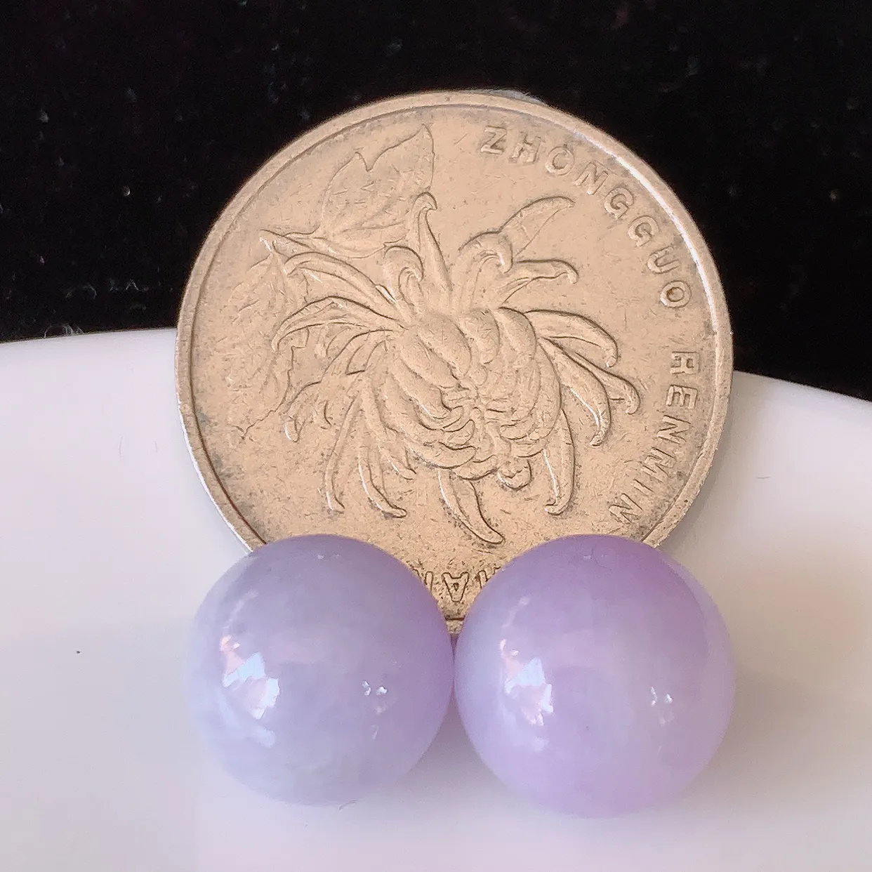 自然光实拍，紫罗兰翡翠一对圆珠，转运珠吊坠，寓意“时来运转，财源滚滚” 寓意佳，荧光灼灼，转运珠佩戴时尚优雅！#05.7尺寸11.2