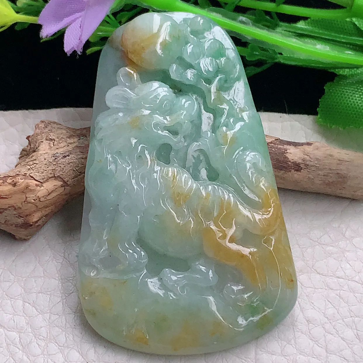 zen自然光66*40*9.8缅甸翡翠a货三彩上山虎 生肖虎玉吊坠 玉挂件