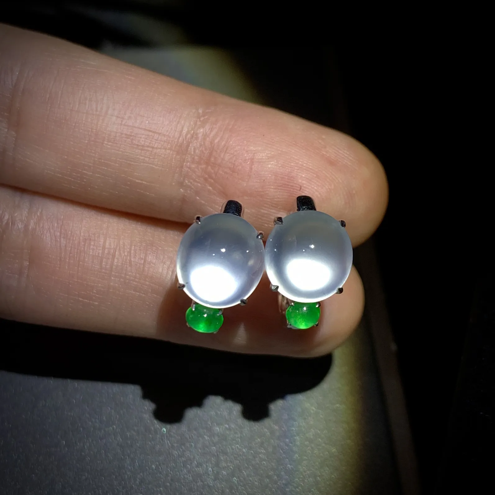 高品质白蛋面耳拍，裸石10-9.3-5.5mm，
18K金，南非钻，翡翠绿蛋面，55.3g，