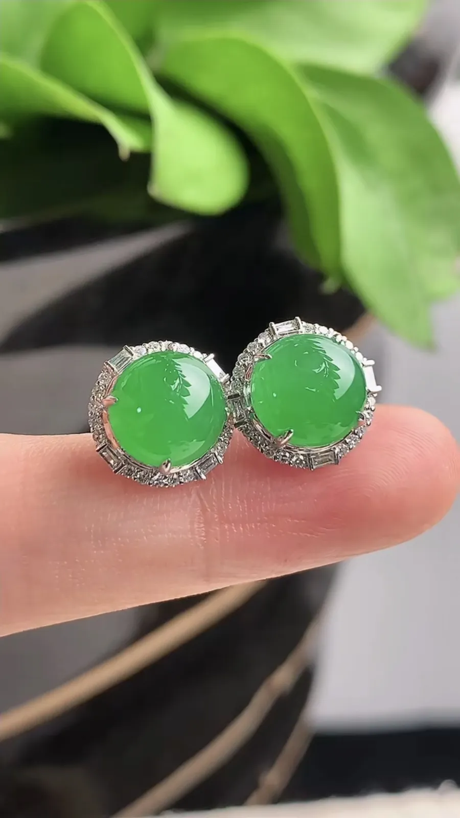 a货翡翠老坑冰种18K金伴钻镶嵌阳绿蛋面耳钉 尺寸8.2mm 重量3.15g 1208