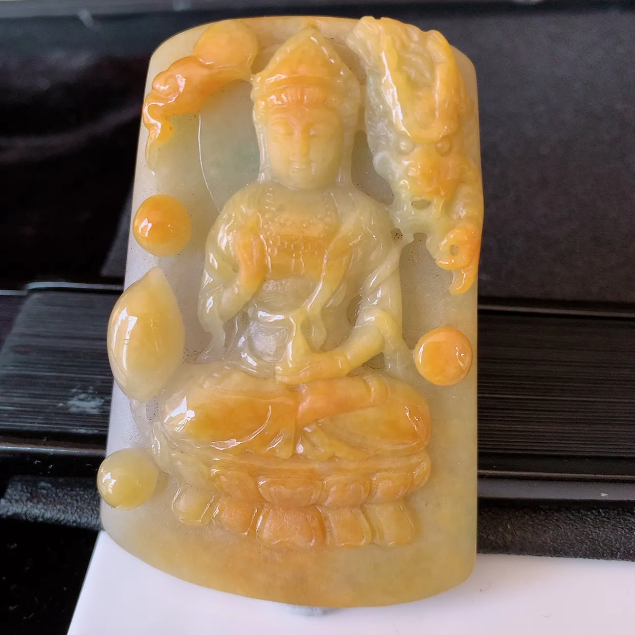 自然光实拍，冰润黄翡双彩翡翠祥龙观音菩萨吊坠，赐福翡翠观音，翠绿迷人，观音面相端庄，佩戴时尚出众！#60.7