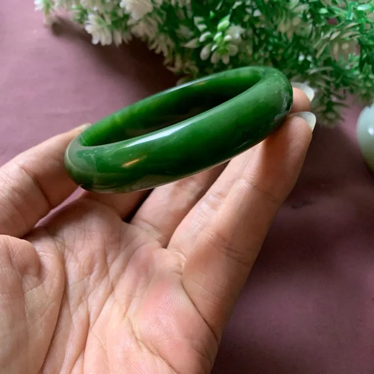 珍藏品，和田玉碧玉62圈口菠菜绿宽条手镯！玉质细腻油润 底色纯净 脂粉好，品质高。