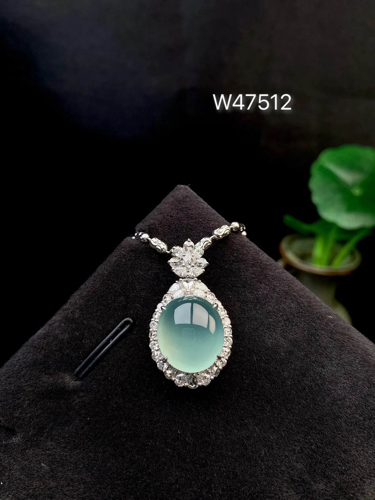 【冰种晴底蛋面吊坠】形状非常饱满，冰润通透，种老起光，胶感强烈。18K金钻镶嵌，裸石尺寸12.5*1