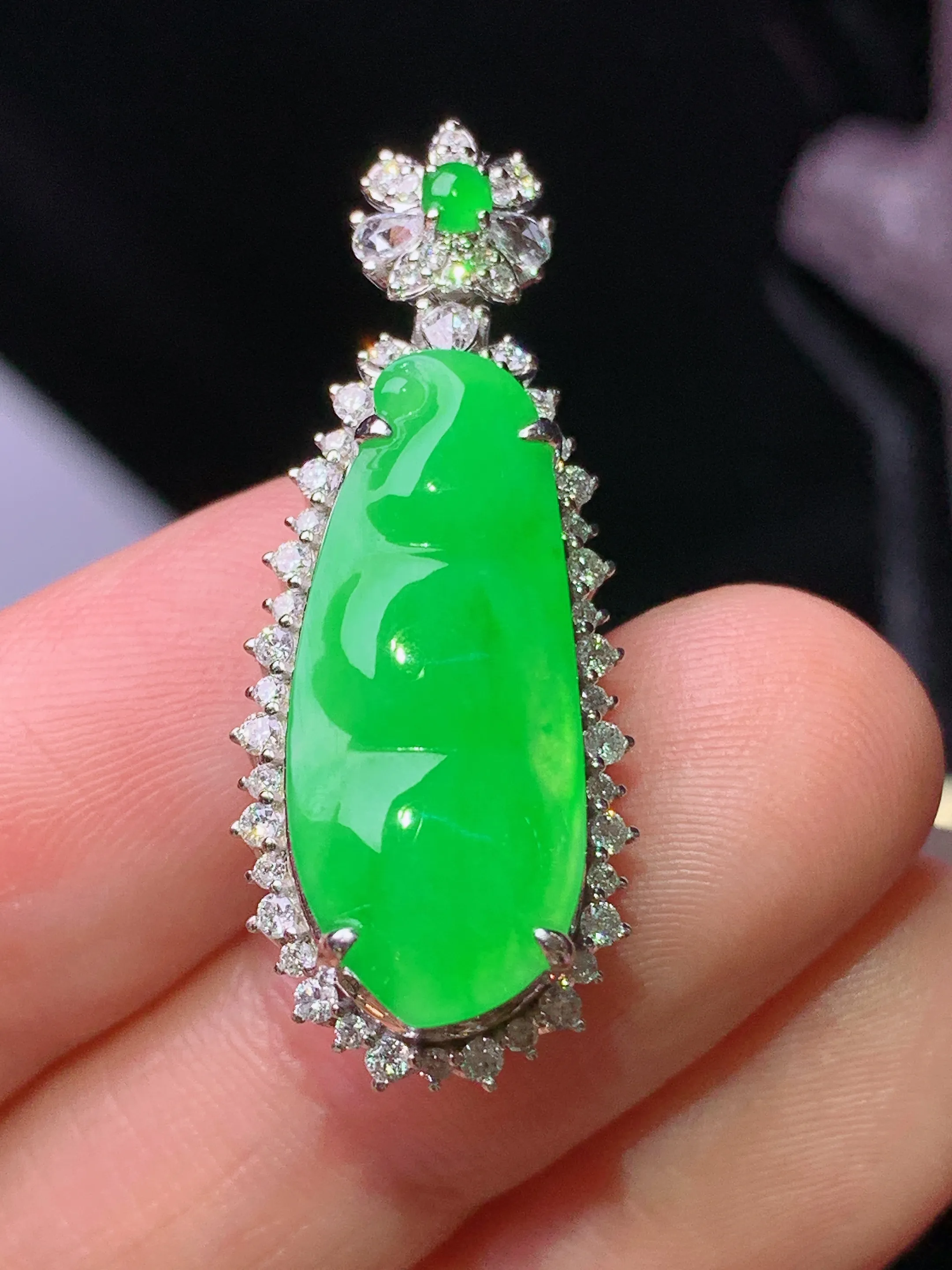 18k金钻镶嵌满绿四季豆吊坠 玉质细腻 水润亮眼 色泽艳丽 整体尺寸32.5*13*10.2