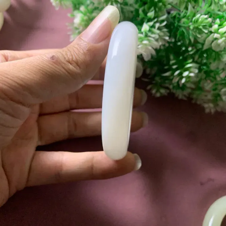 和田玉53圈口羊脂白手镯！玉质细腻油润 底色纯净 脂粉好，品质高。