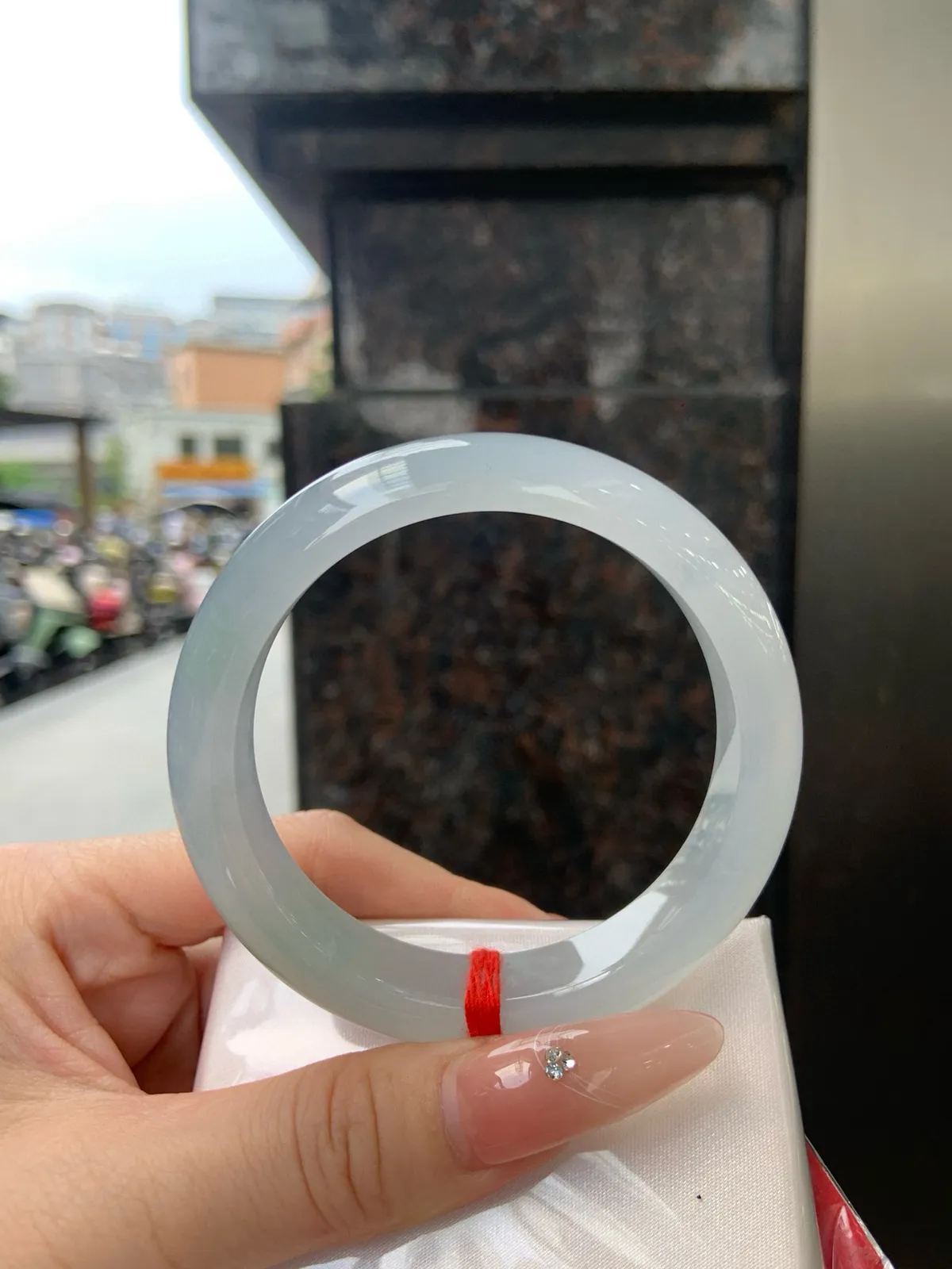 #私人专拍#冰晴正圈56.8-12.4-8.8
有棉团，底妆干净细腻，清爽耐看的均匀晴底，夏季美好的冰凉感，时而晴时而晴蓝，随光线变化如梦如幻。