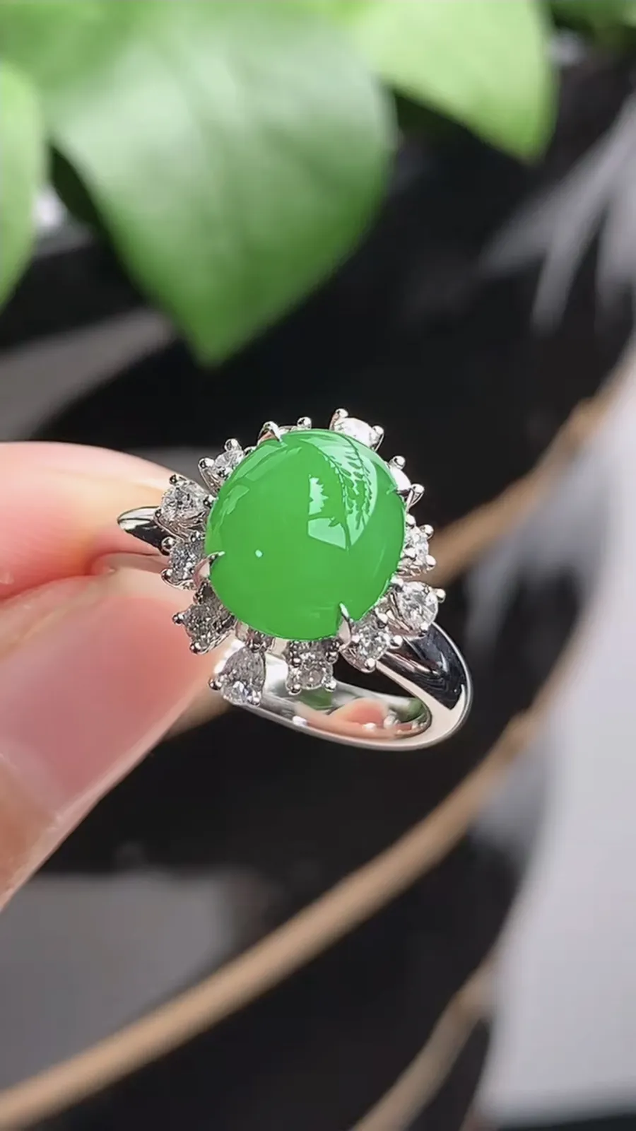 a货翡翠老坑冰种18K金伴钻镶嵌阳绿蛋面戒指 圈口17.4裸石尺寸9.5×8mm 重量4.14g 1209