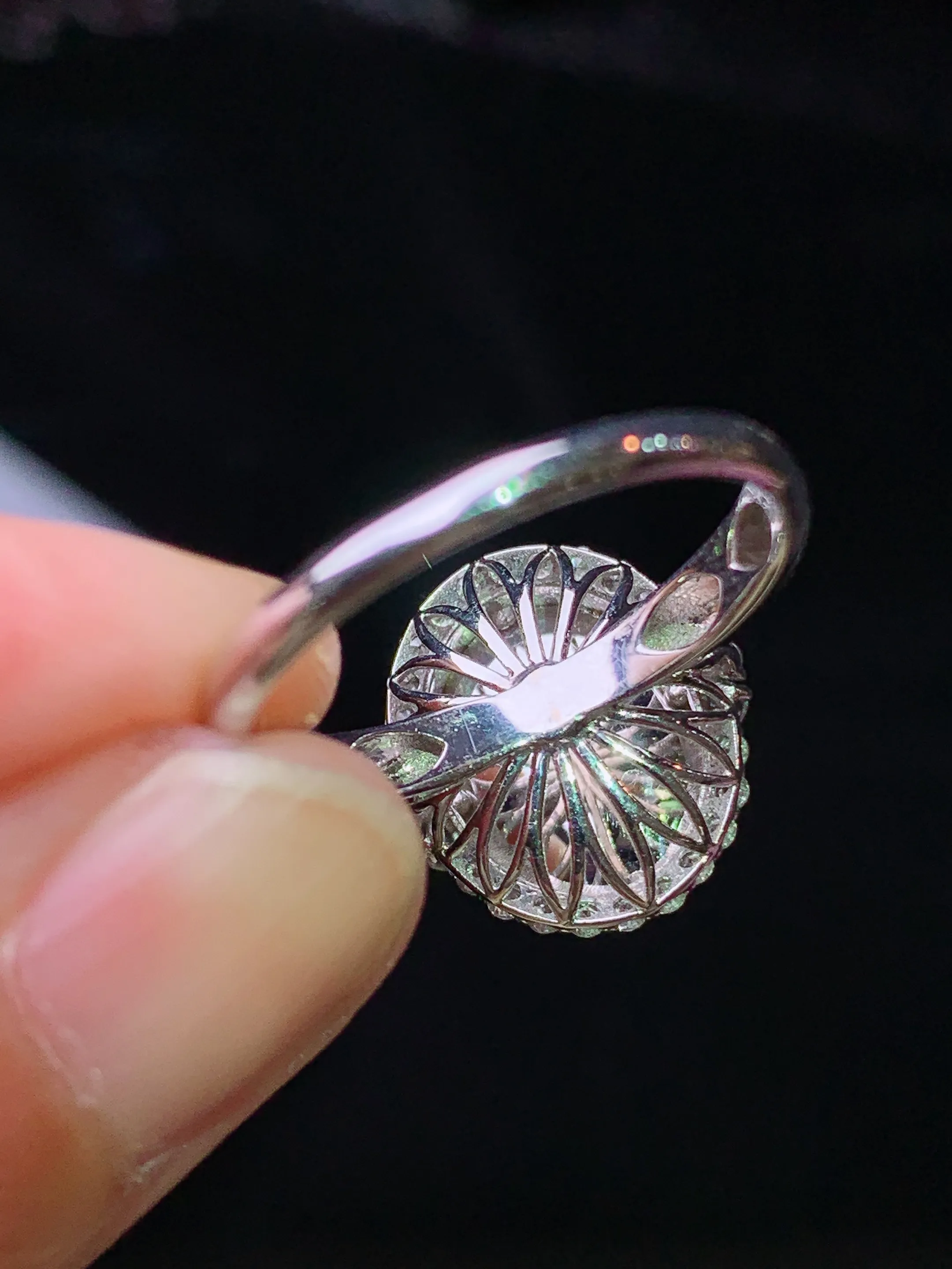 18k金钻镶嵌满绿蛋面戒指 玉质细腻 水润亮眼 色泽艳丽 圈口14 整体尺寸14.2*13.5*9.6