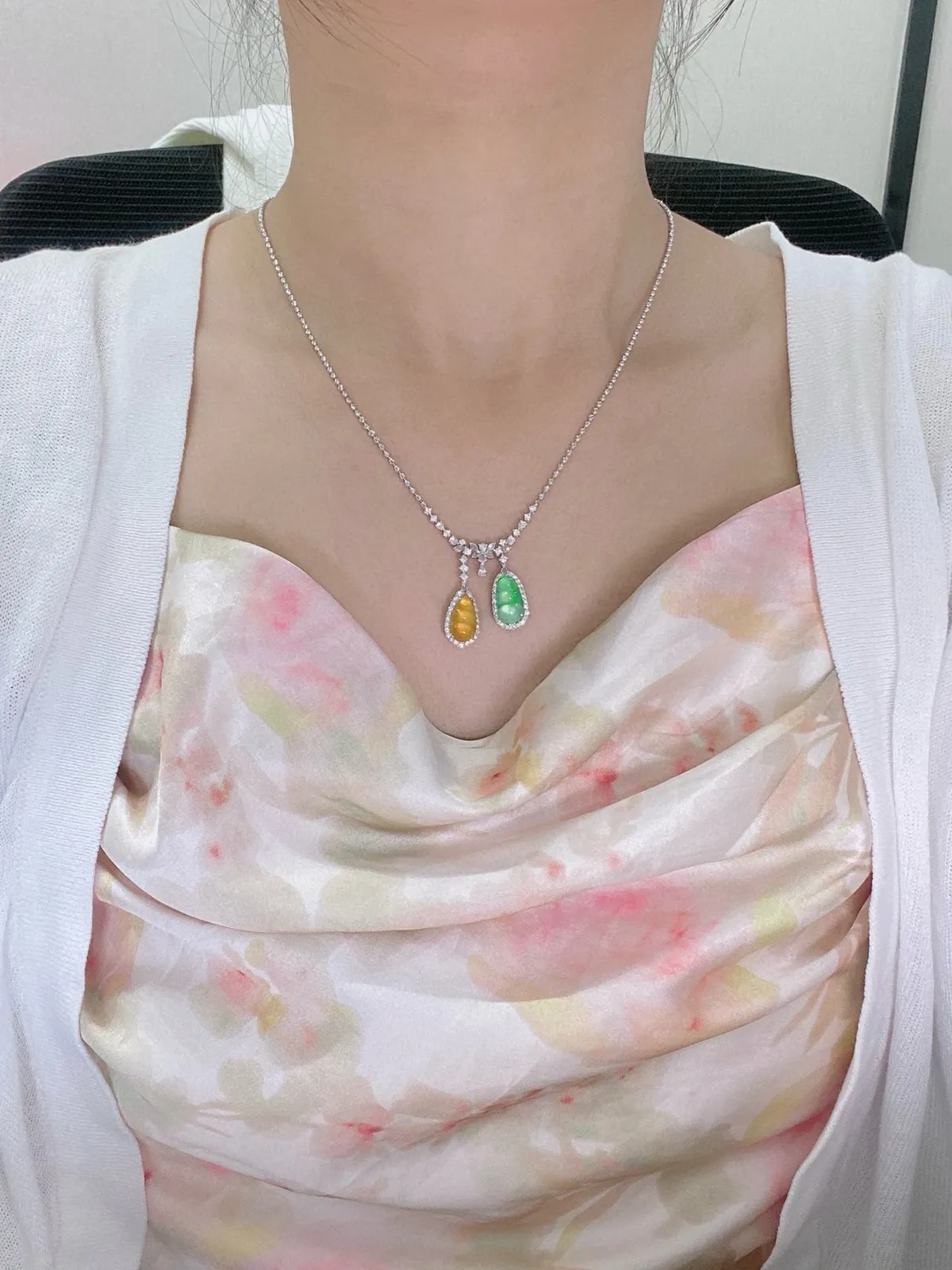 【冰种黄翡满绿福豆镶嵌吊坠】质地细腻，冰感十足，晶莹透亮，18K金钻镶嵌，裸石尺寸12.1*6.7*4.1毫米