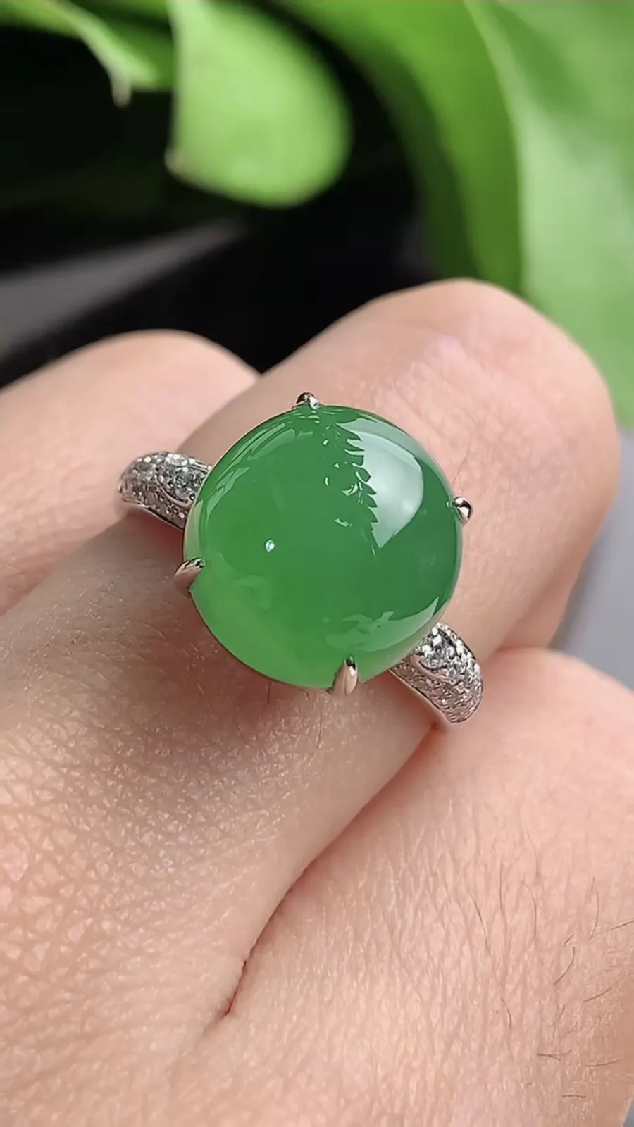 a货翡翠老坑冰种18K金伴钻镶嵌阳绿蛋面戒指 圈口17.6裸石尺寸11.6×11mm 重量4.60g 1208