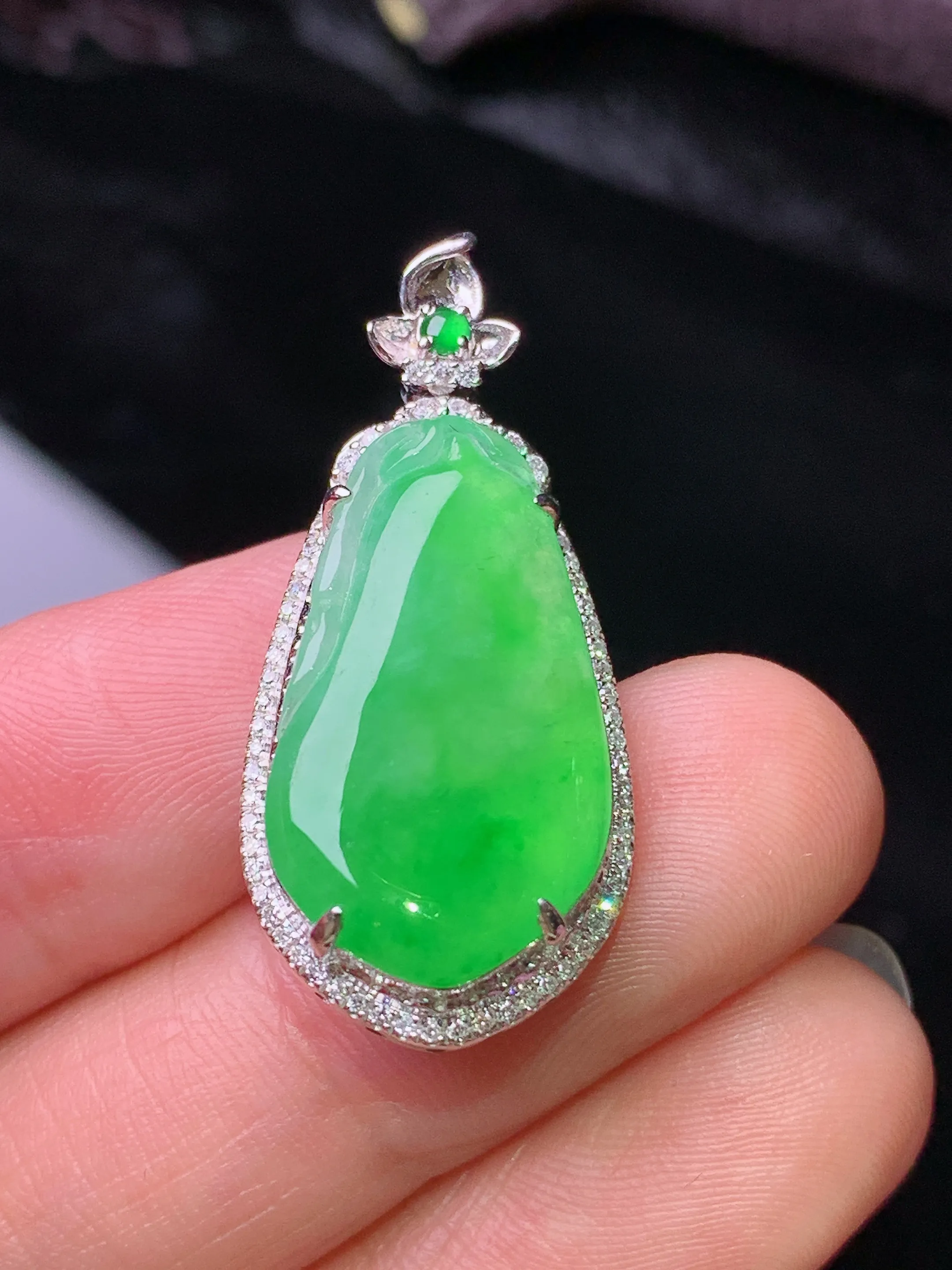 18k金钻镶嵌翠绿福瓜吊坠 玉质细腻 水润亮眼 色泽艳丽 整体尺寸32.2*14.6*7